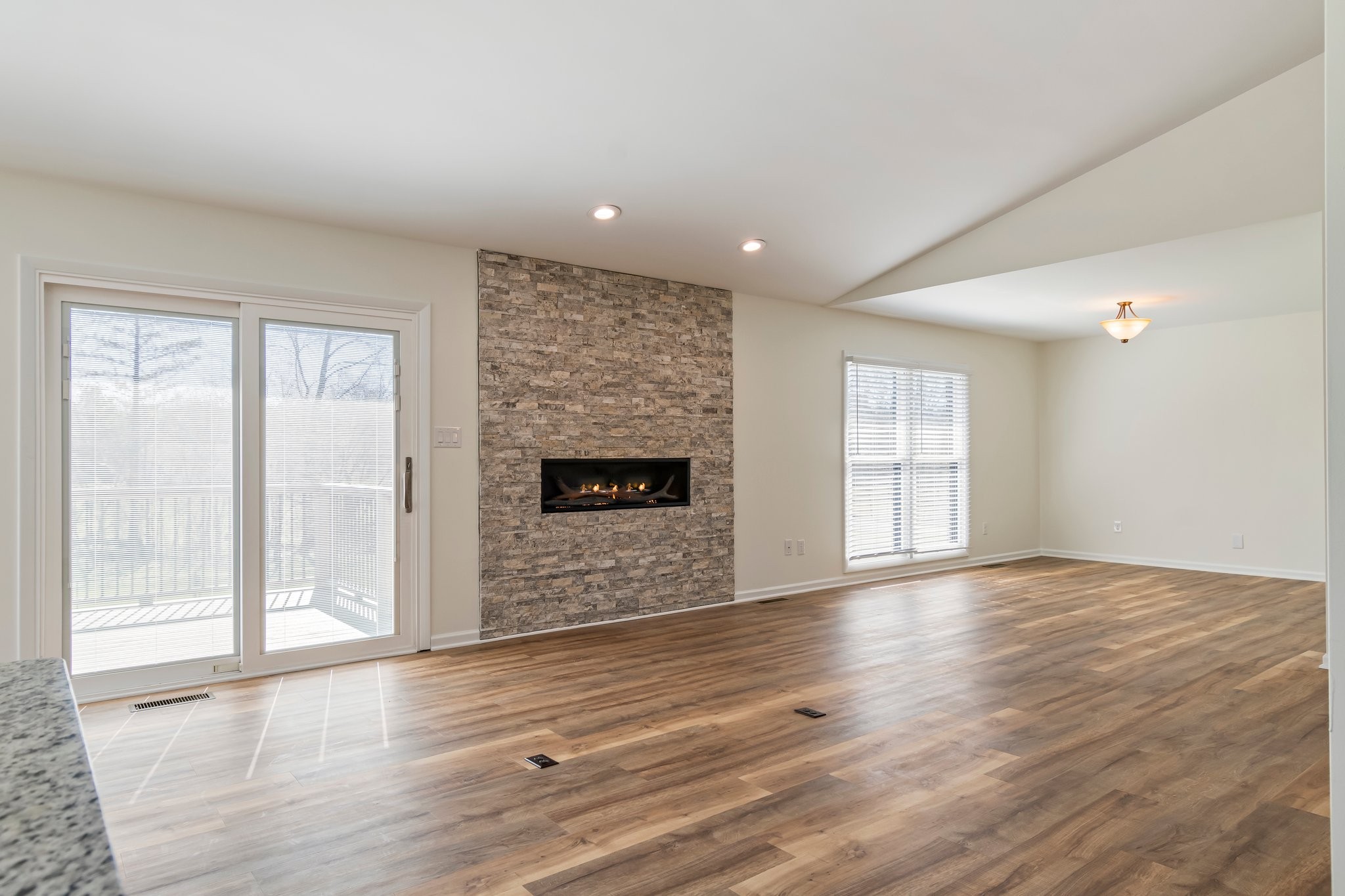 Columbia, Tennessee 38401, United States, 4 Bedrooms Bedrooms, ,3 BathroomsBathrooms,Residential,Active,93716