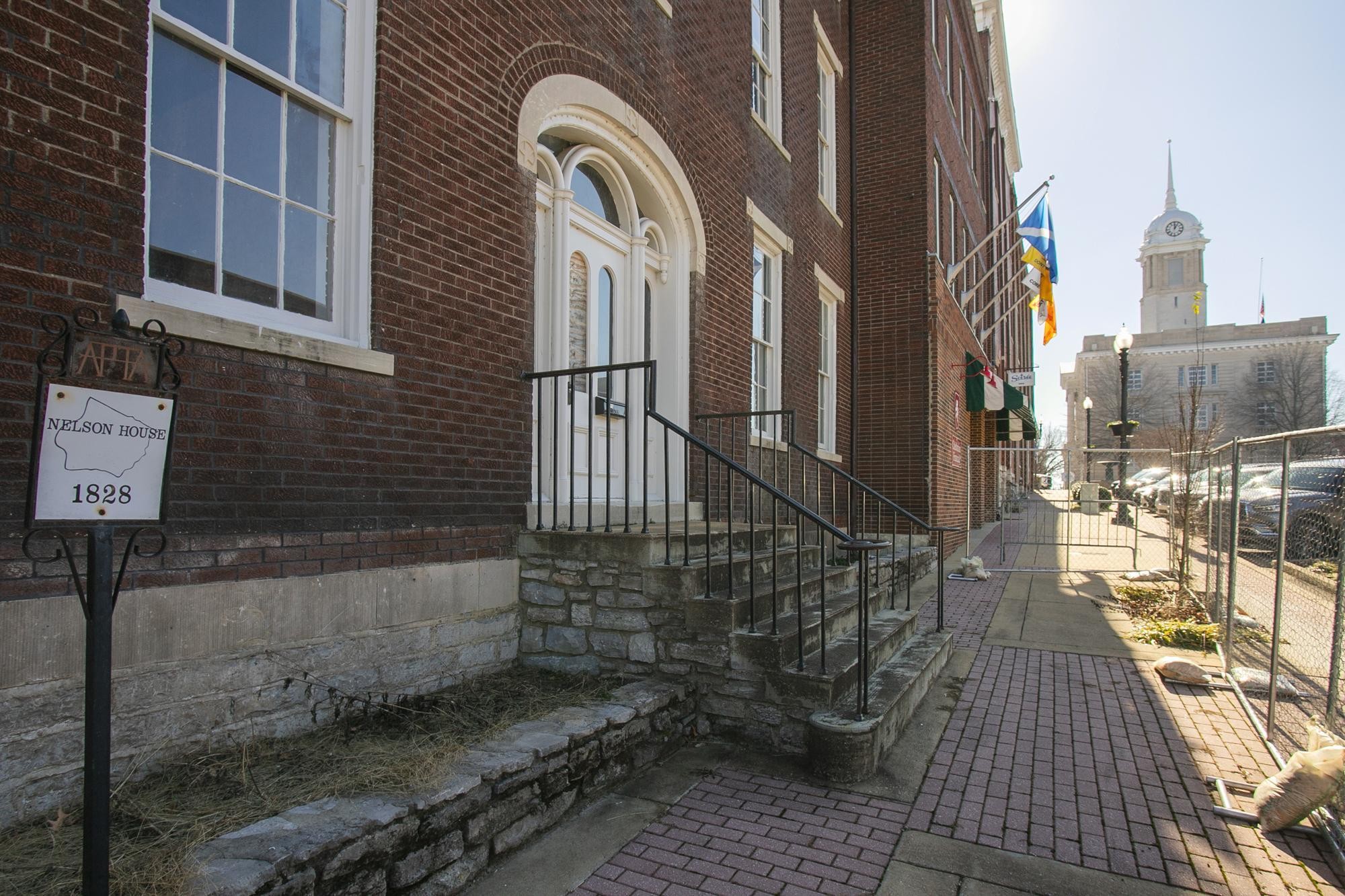 706 N Main St