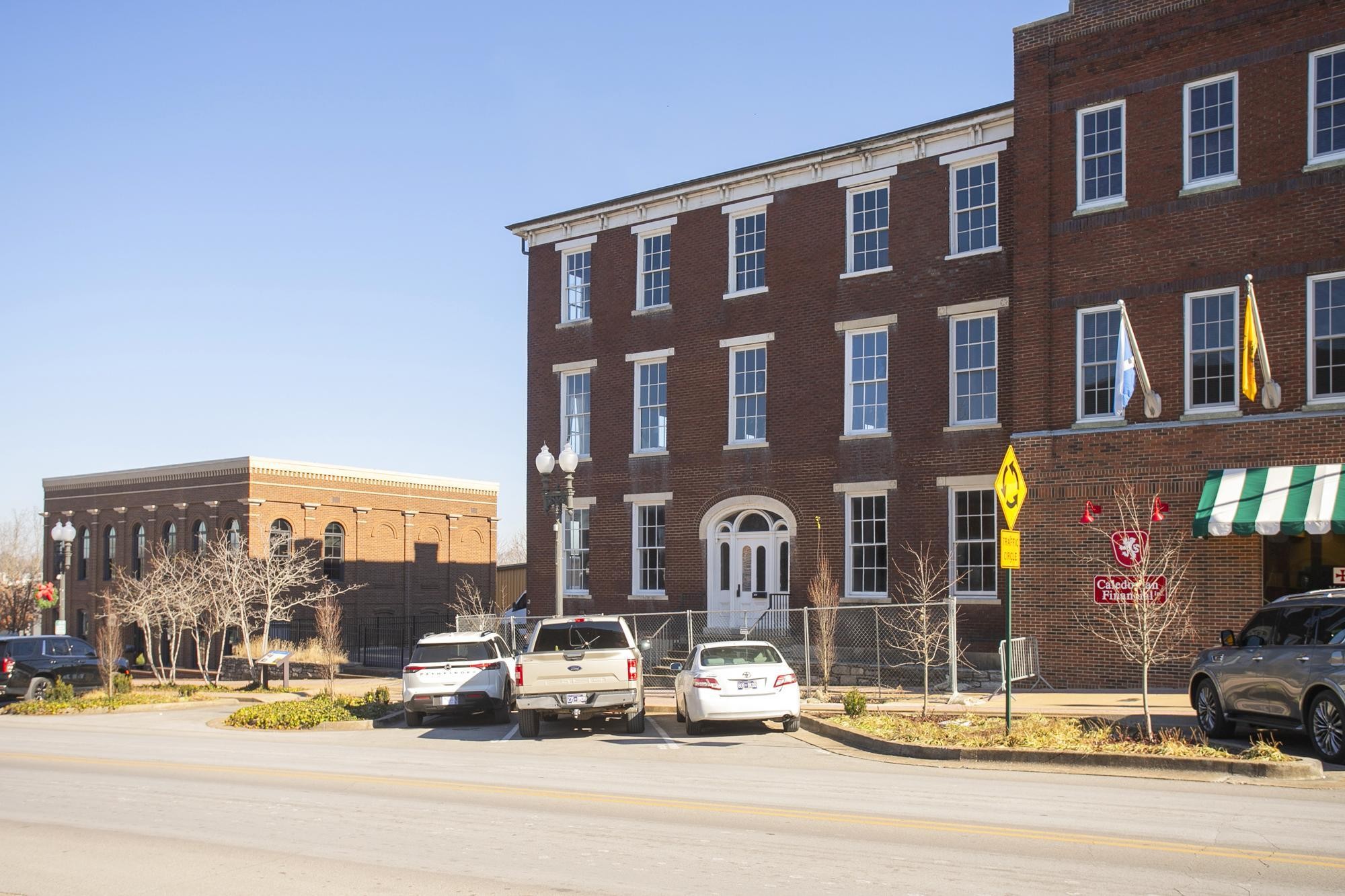 706 N Main St