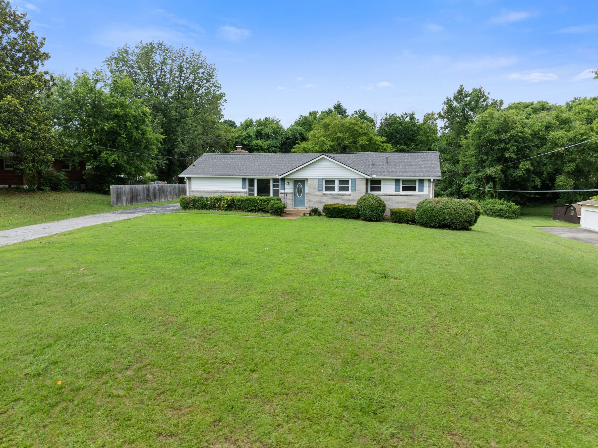 909 Woods Lake Dr