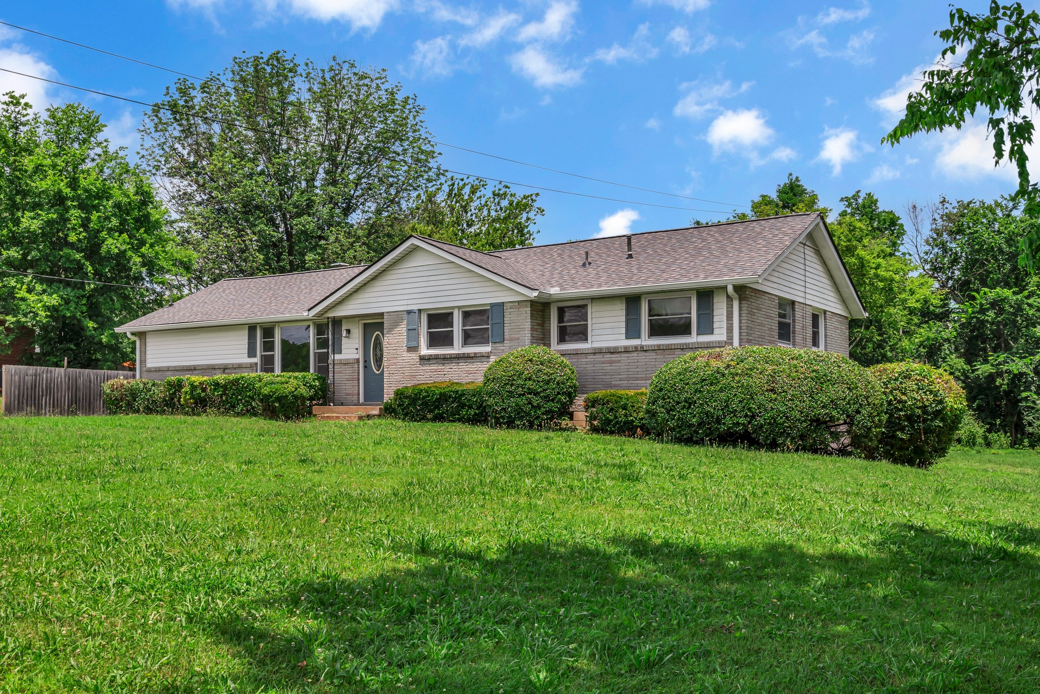 909 Woods Lake Dr