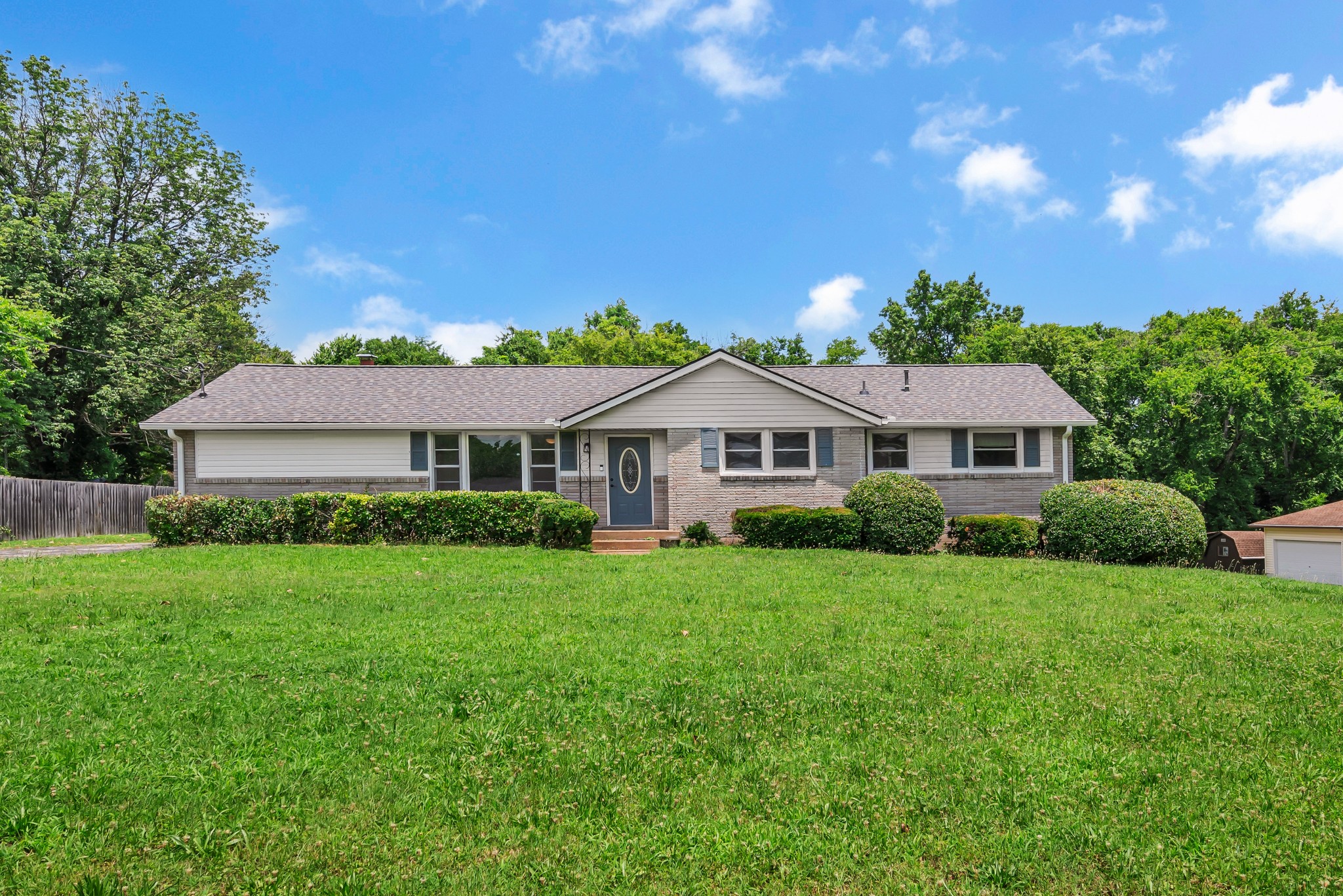 909 Woods Lake Dr