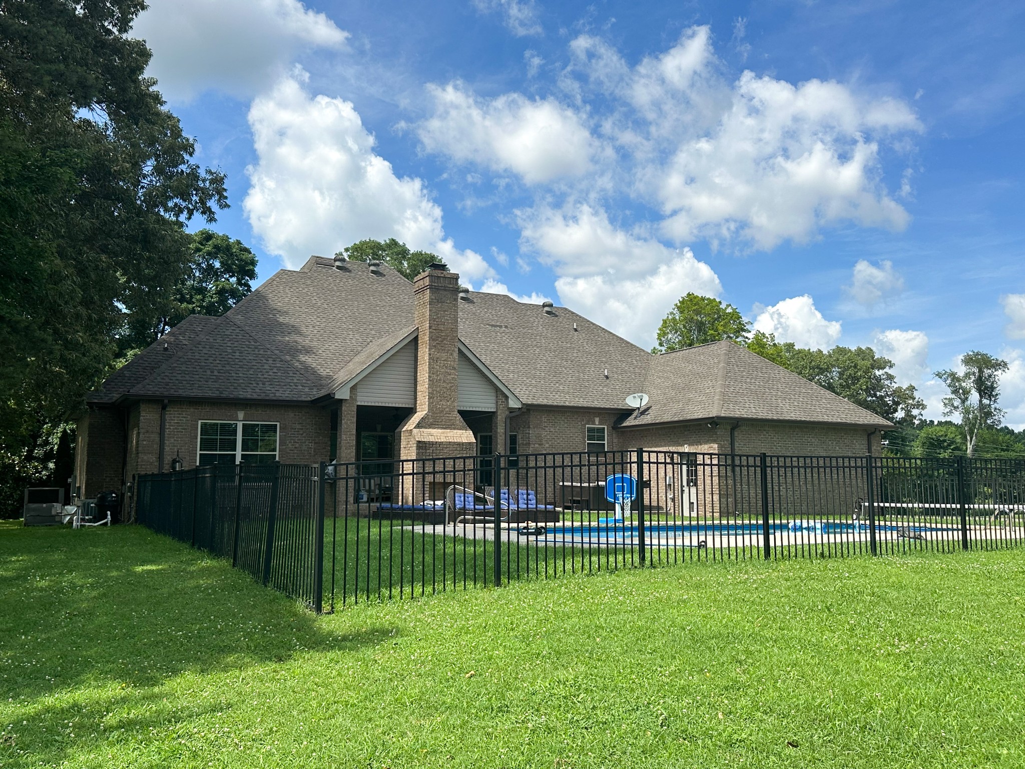 2976 Rossview Rd