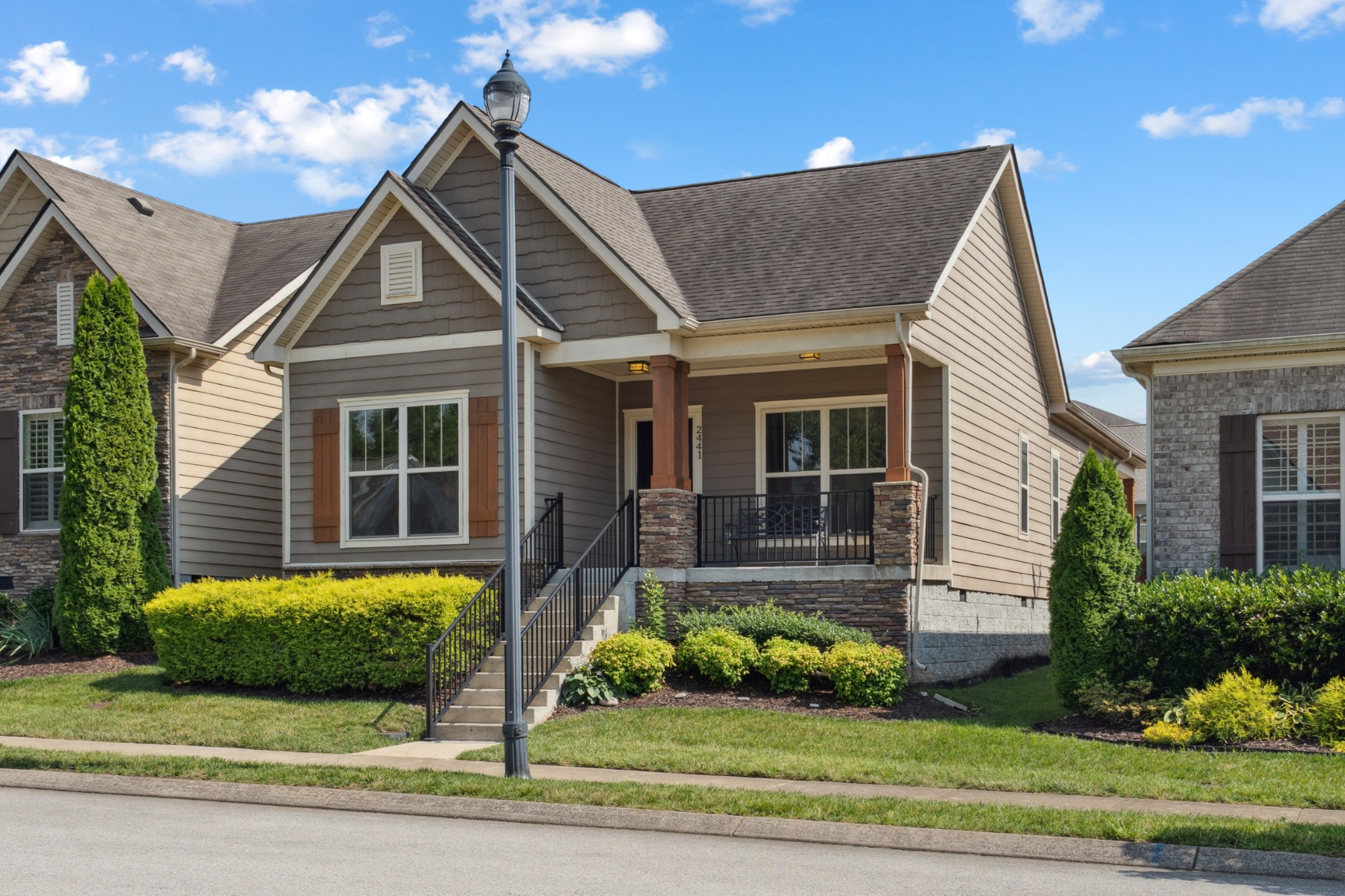 2441 Duxbury Dr