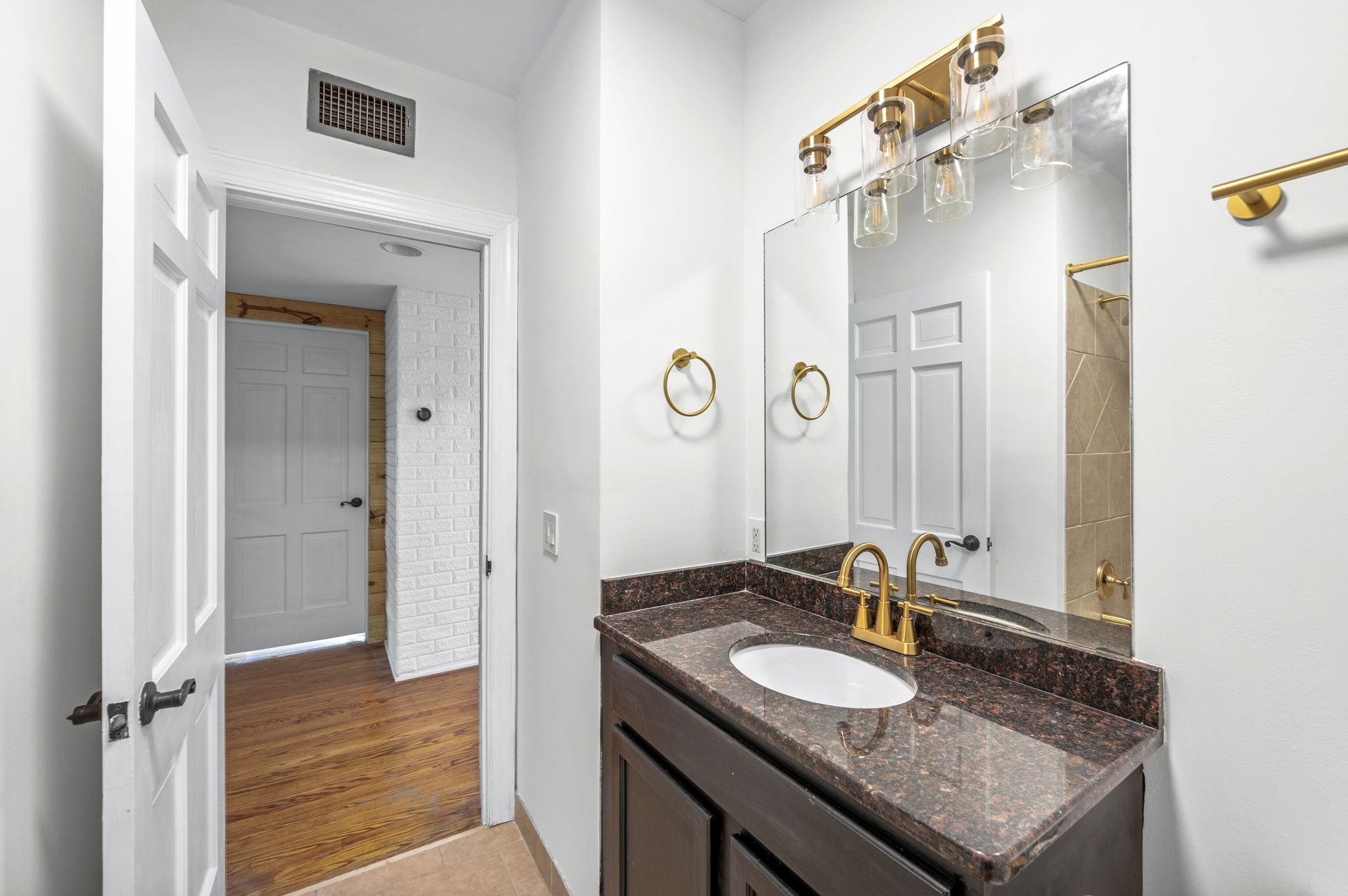 Nashville, Tennessee 37204, United States, 3 Bedrooms Bedrooms, ,2 BathroomsBathrooms,Residential,Active,201102