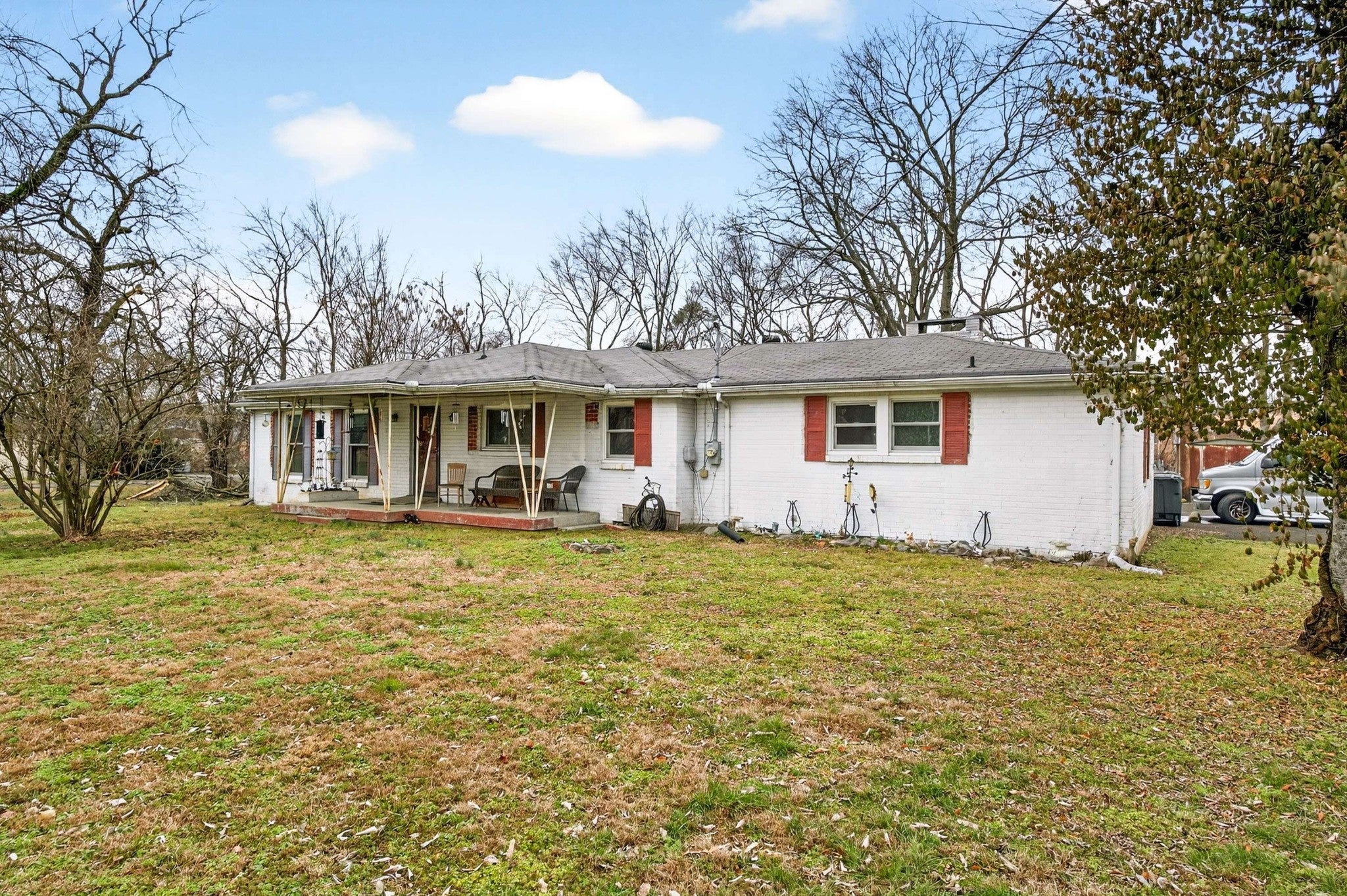3-bed home for sale in Nashville, TN 37207, 215 Ewing Dr 215 Ewing Dr, Nashville TN 37207 3-bed home, photo 2 of 31