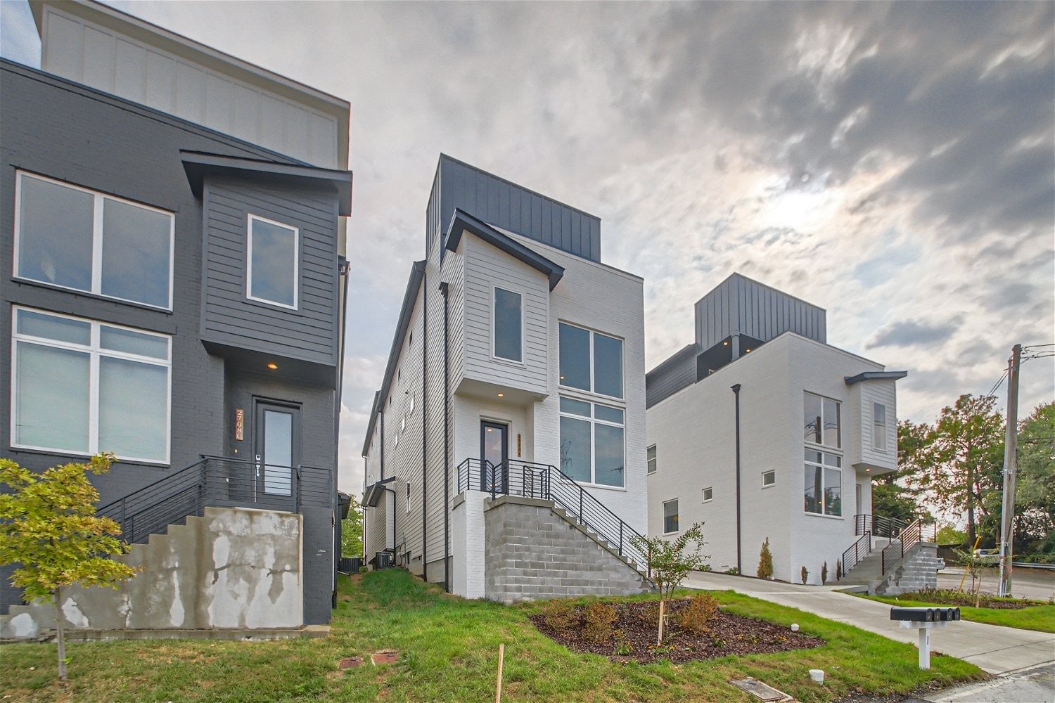 2710A Larmon Dr