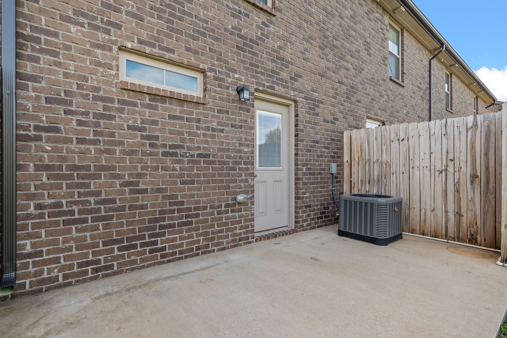 Clarksville, Tennessee 37042, United States, 3 Bedrooms Bedrooms, ,3 BathroomsBathrooms,Residential,Active,225004