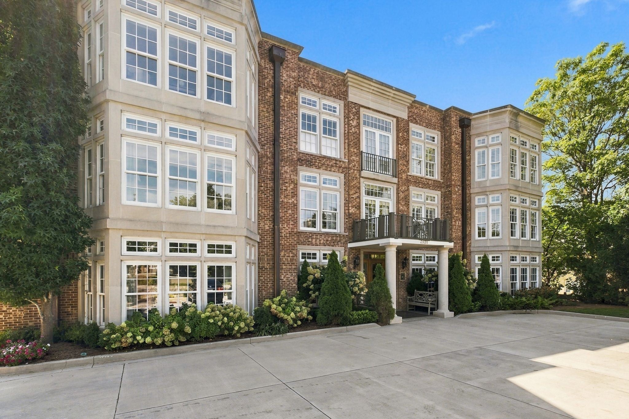 2-bed listing at 3821 West End Ave 202, Nashville