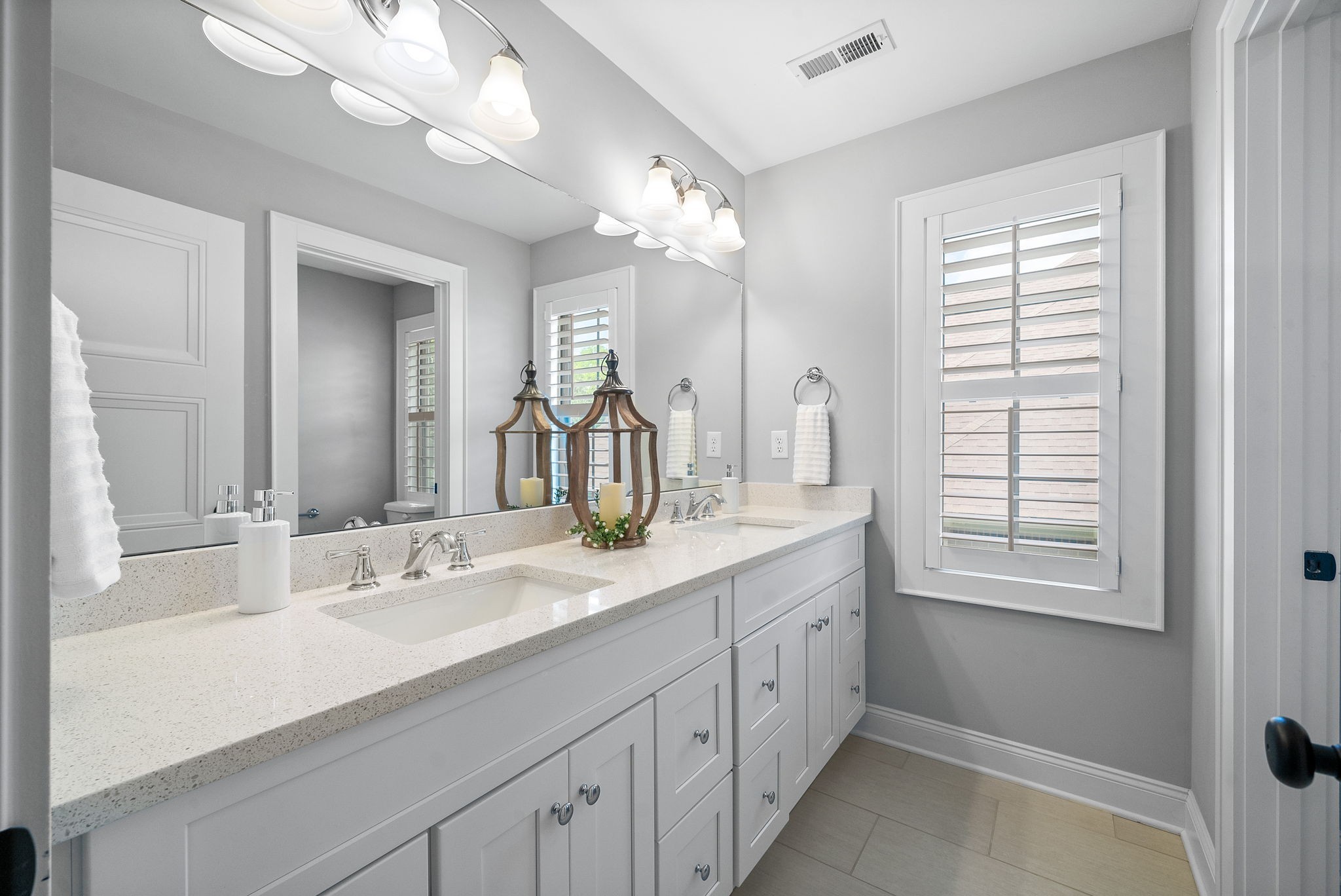 Clarksville, Tennessee 37043, United States, 5 Bedrooms Bedrooms, ,5 BathroomsBathrooms,Residential,Active,212702