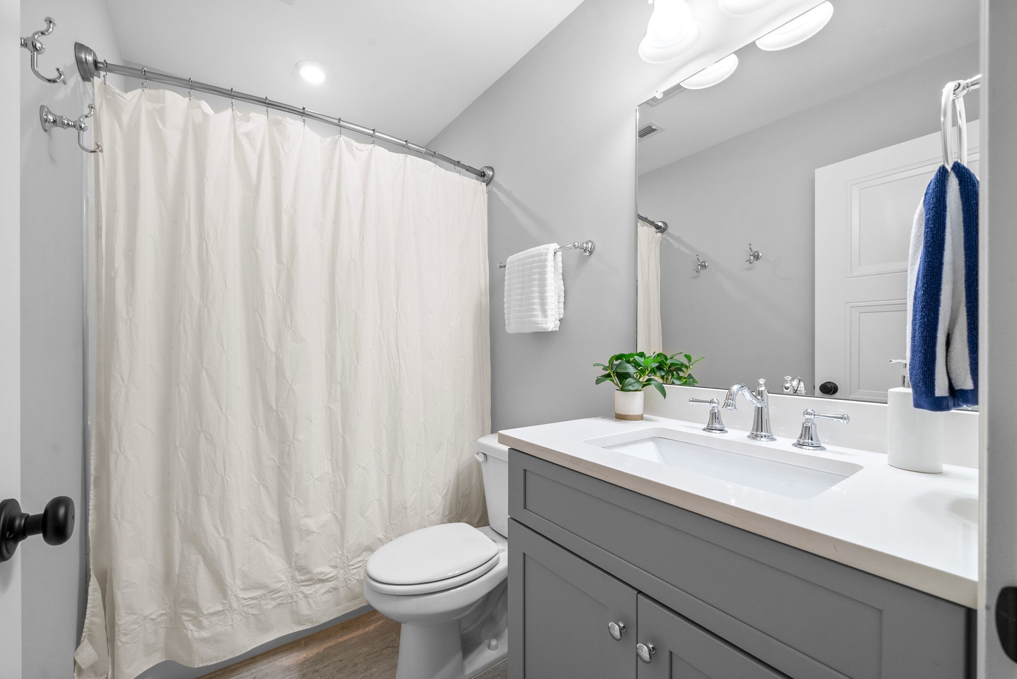 Clarksville, Tennessee 37043, United States, 5 Bedrooms Bedrooms, ,5 BathroomsBathrooms,Residential,Active,212702