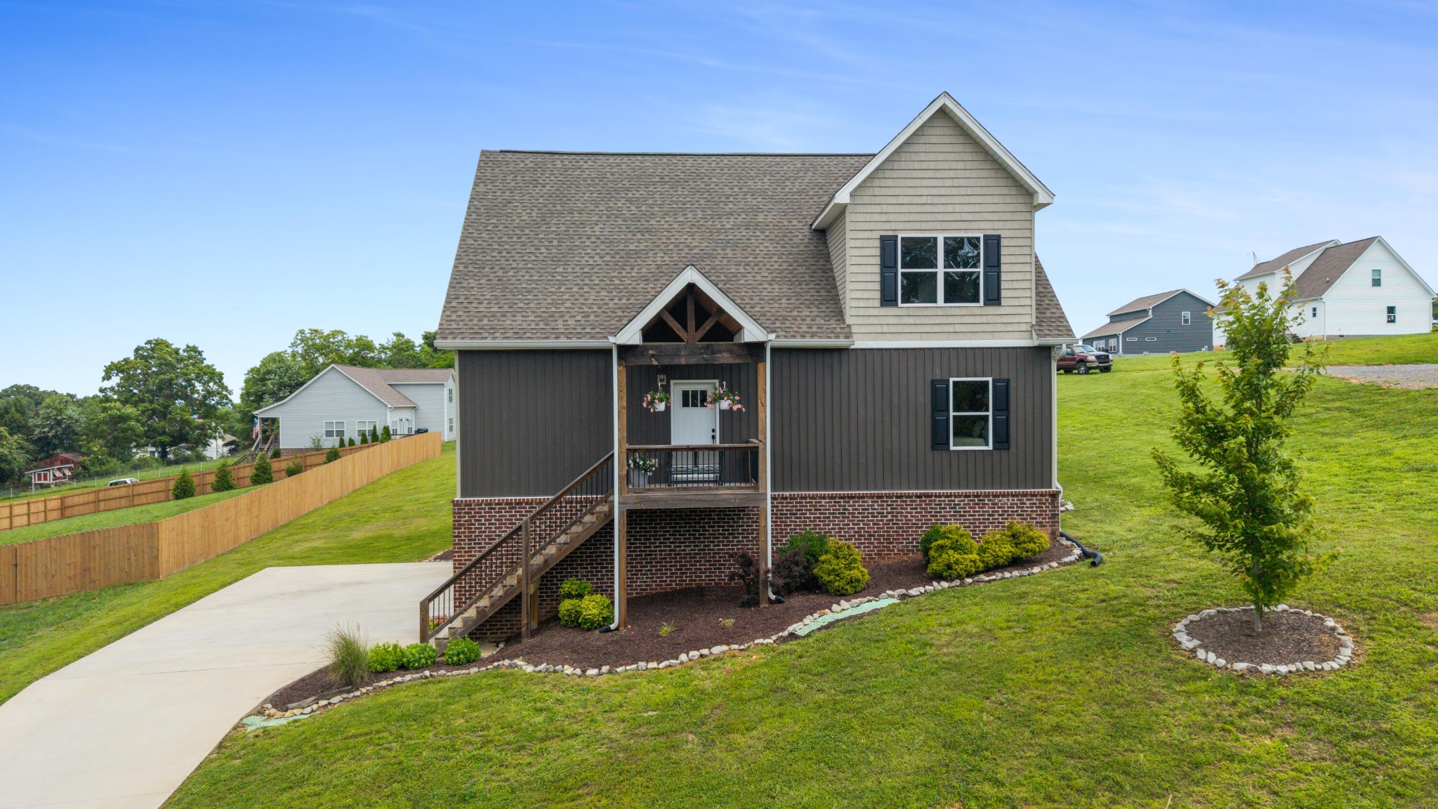 155 Surrey Lane NE