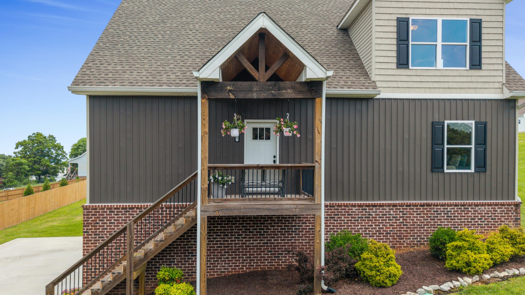 155 Surrey Lane NE