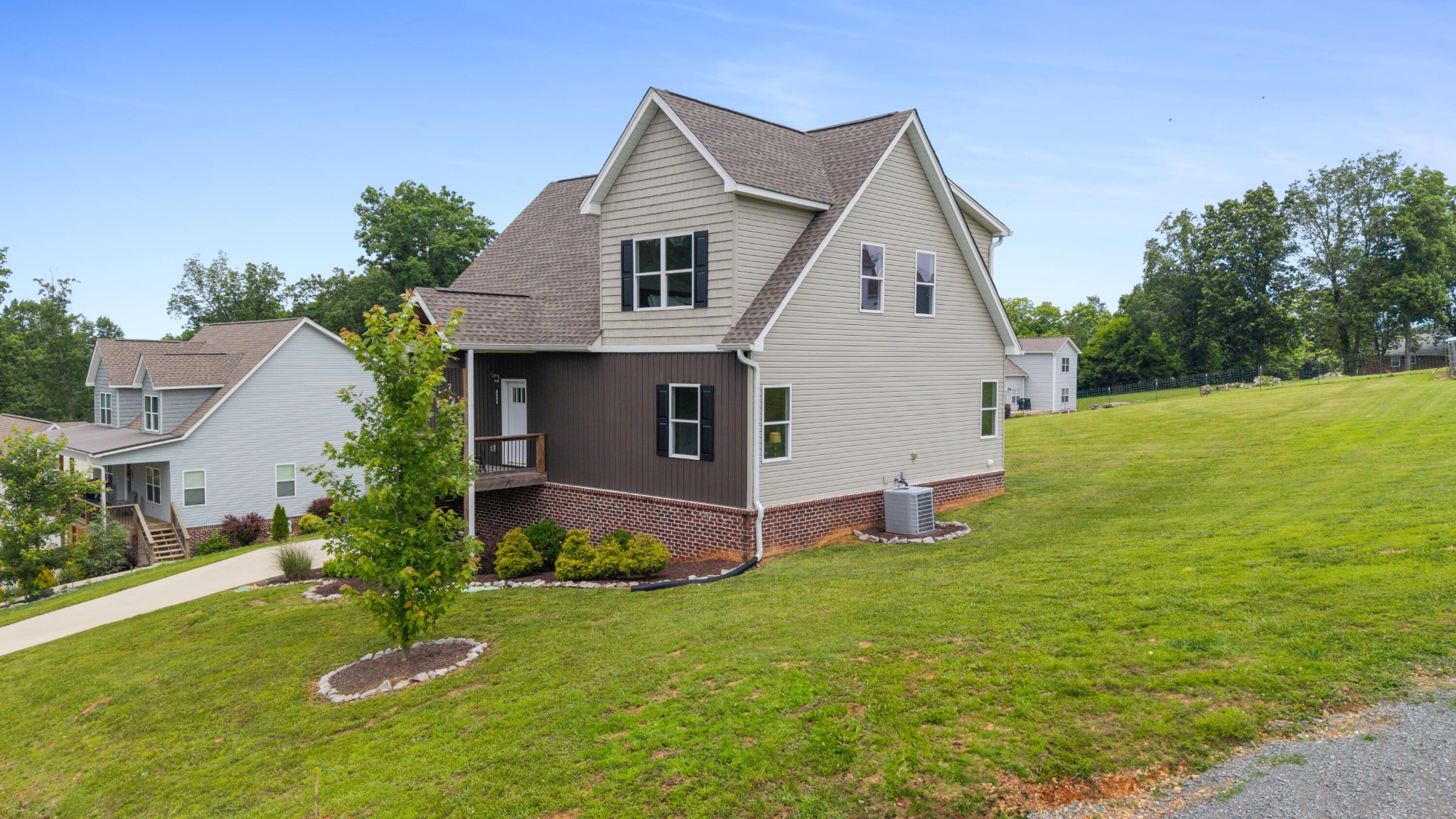 155 Surrey Lane NE