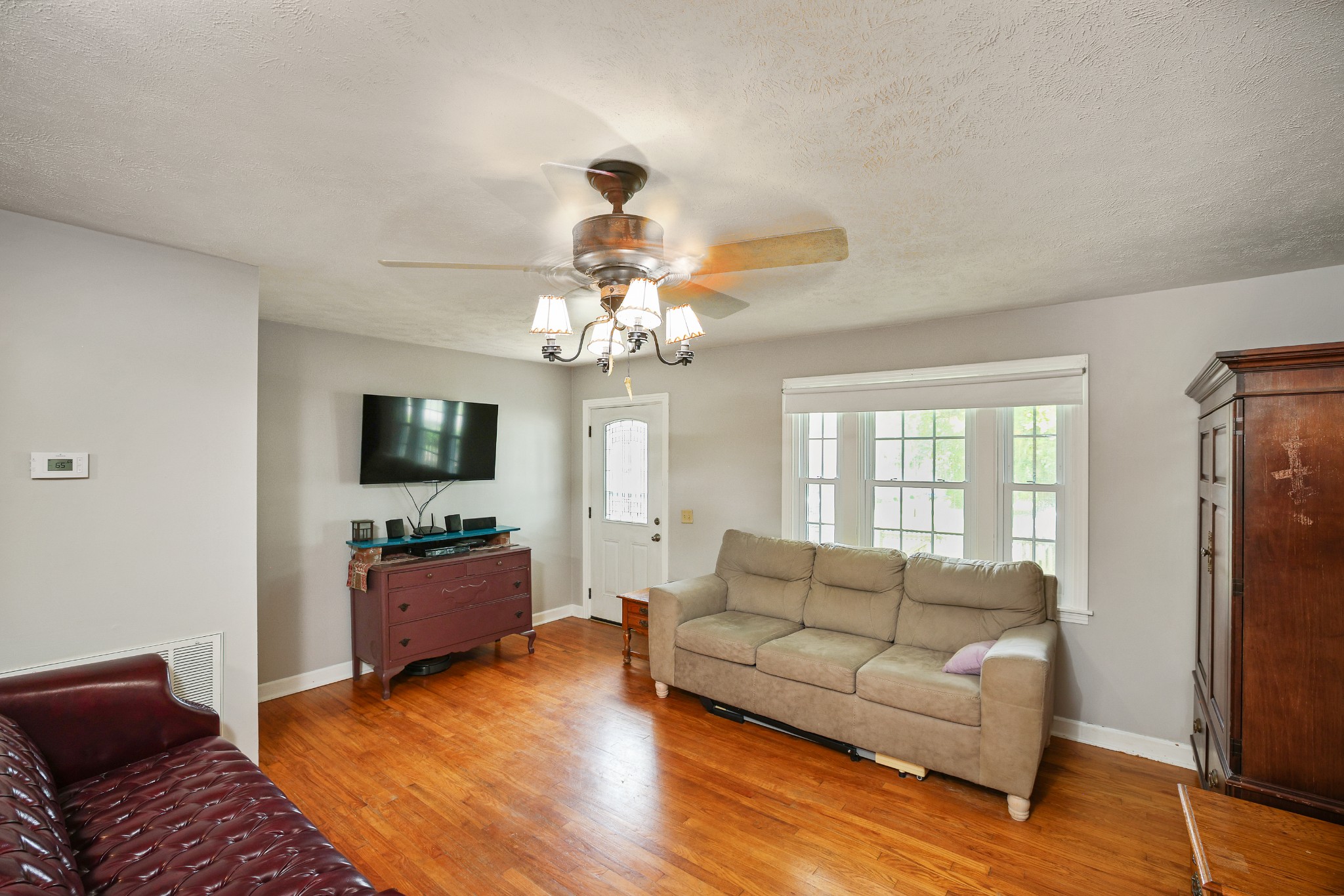 121 Vickers Ave