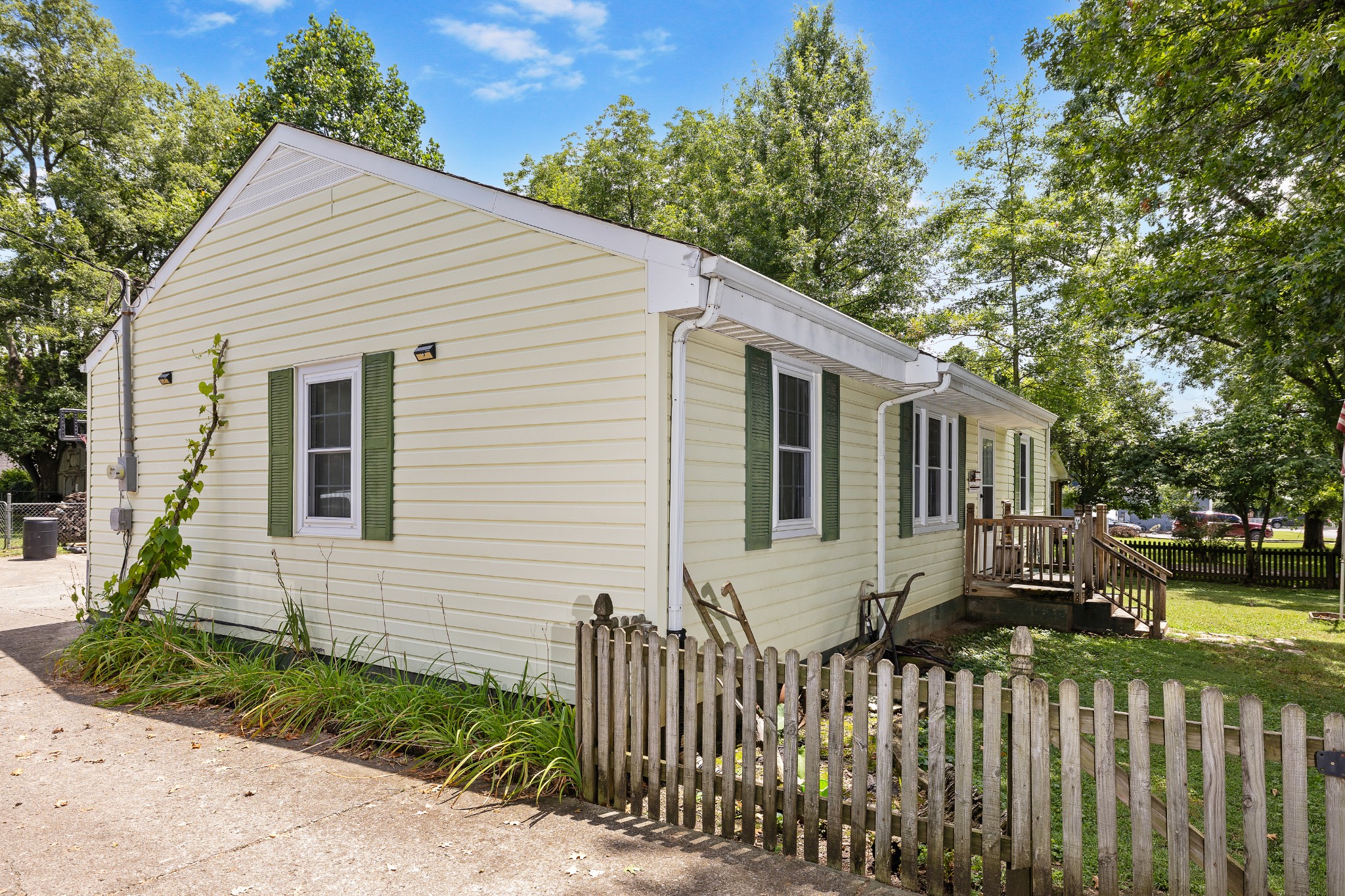 121 Vickers Ave