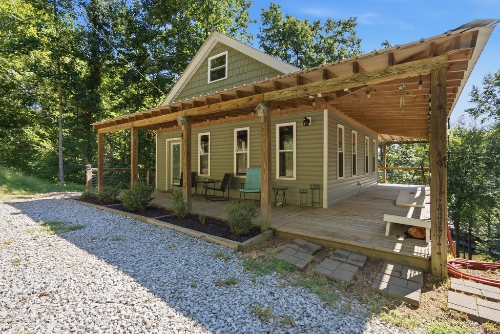 210 Sunset Ct