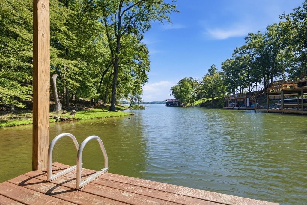210 Sunset Ct