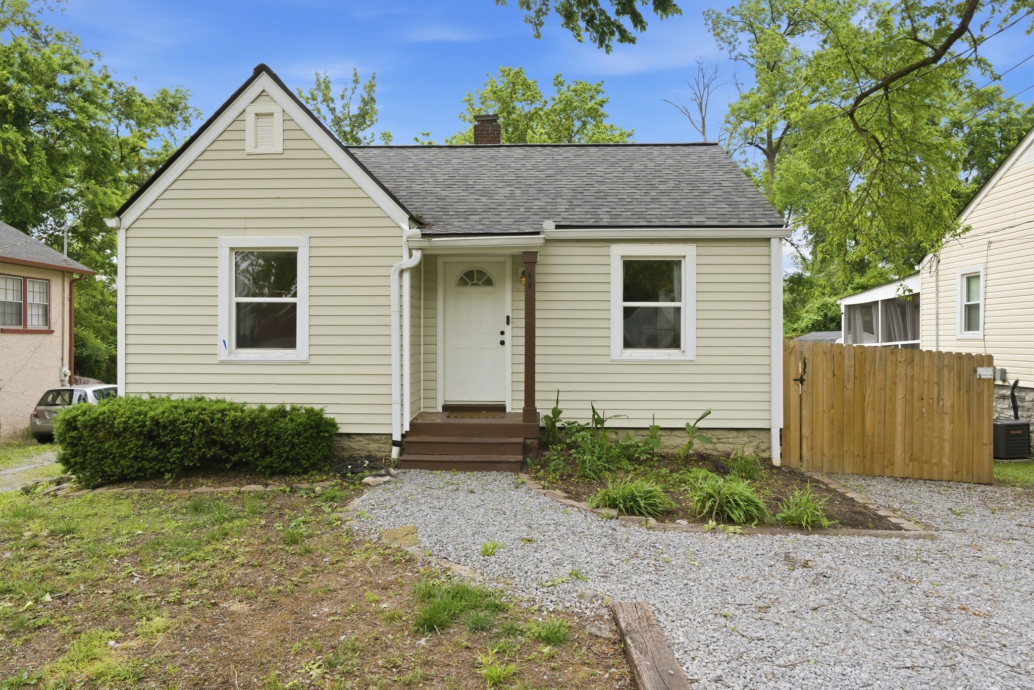 1323 Chester Ave