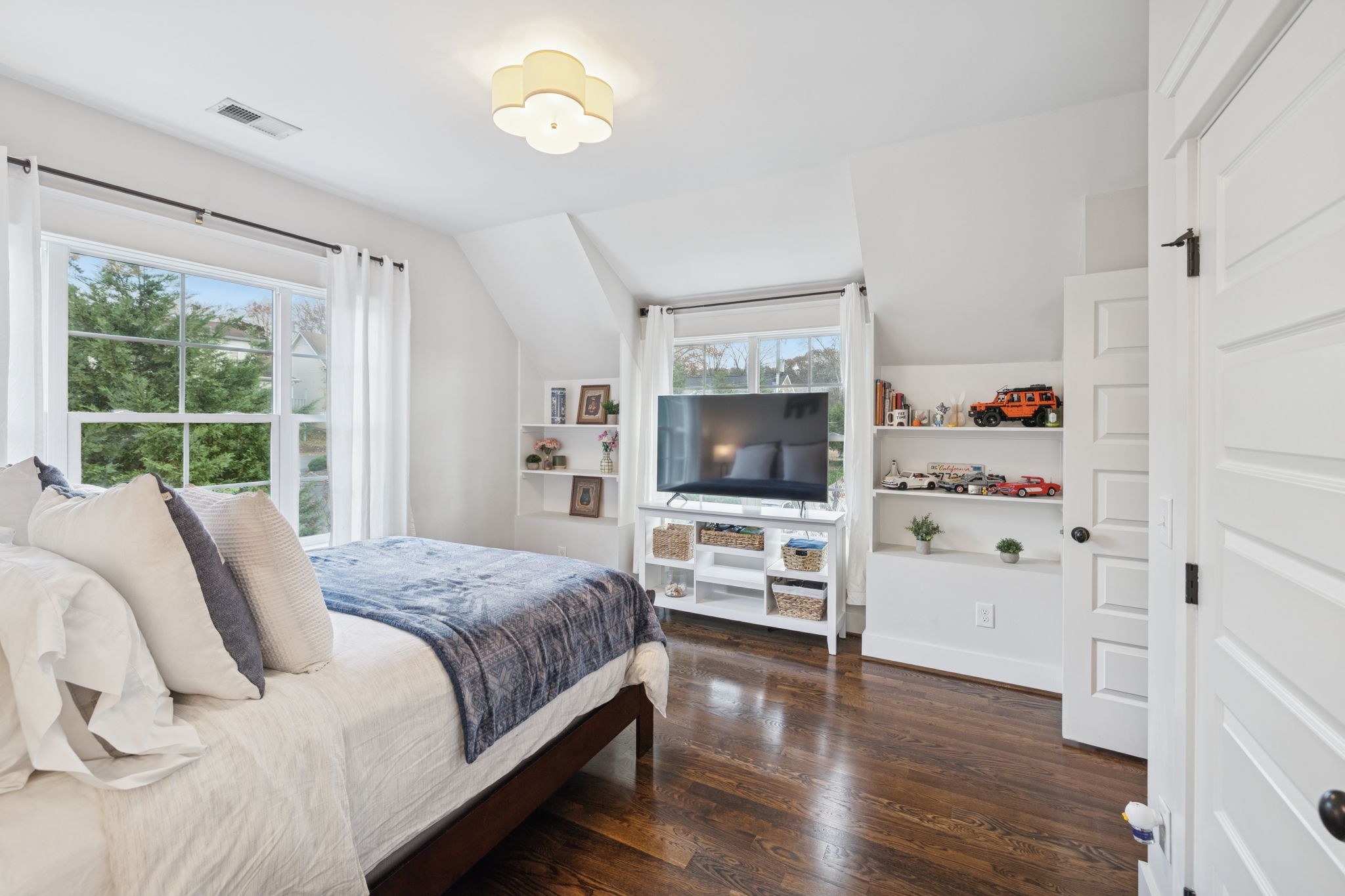 Nashville, Tennessee 37215, United States, 4 Bedrooms Bedrooms, ,5 BathroomsBathrooms,Residential,Coming Soon,250843