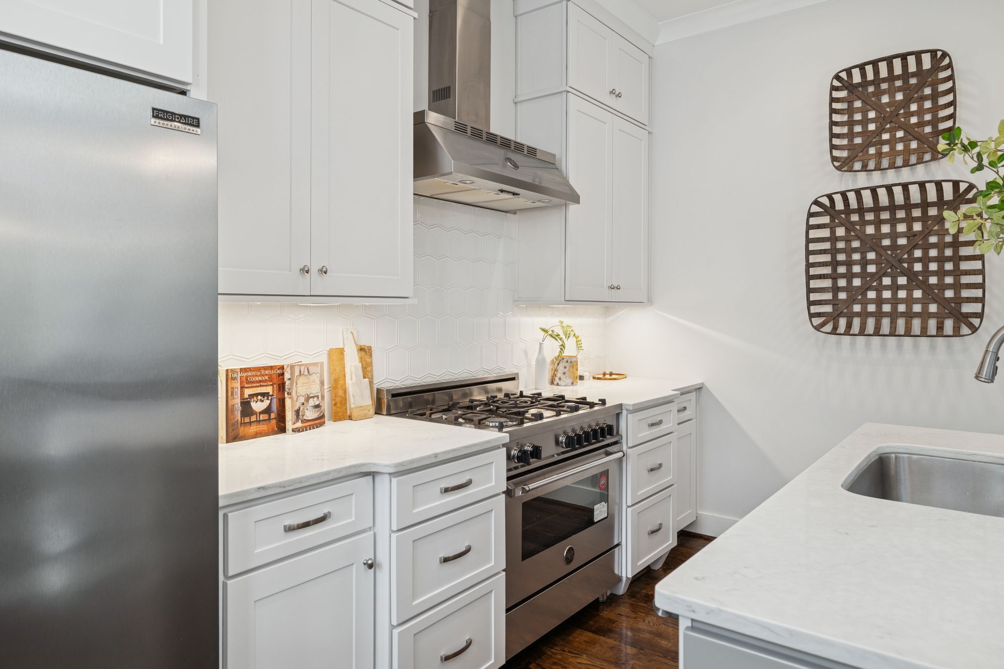 Nashville, Tennessee 37215, United States, 4 Bedrooms Bedrooms, ,5 BathroomsBathrooms,Residential,Coming Soon,250843