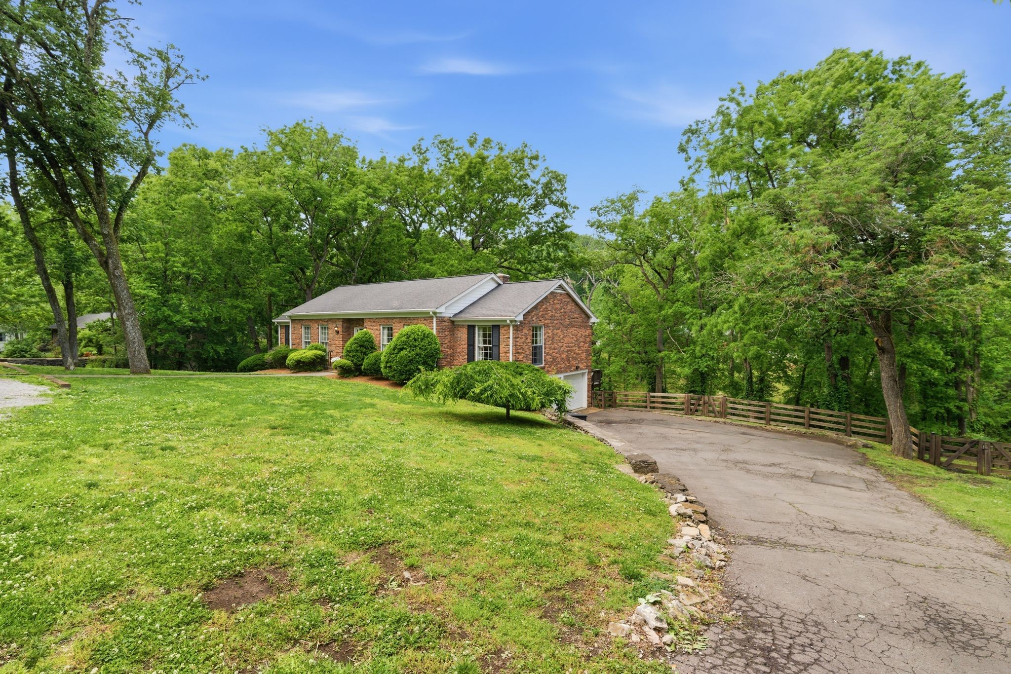 5802 Vine Ridge Dr