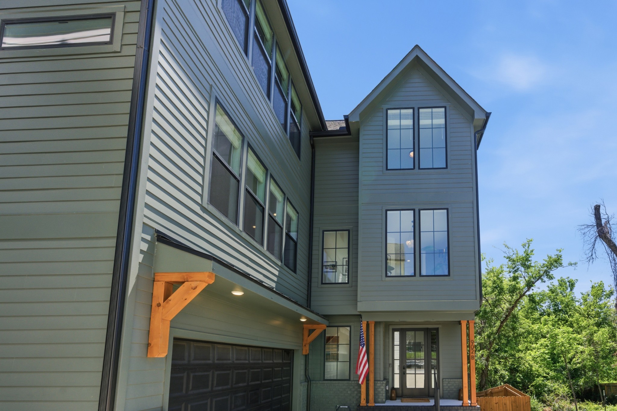 902B Douglas Ave