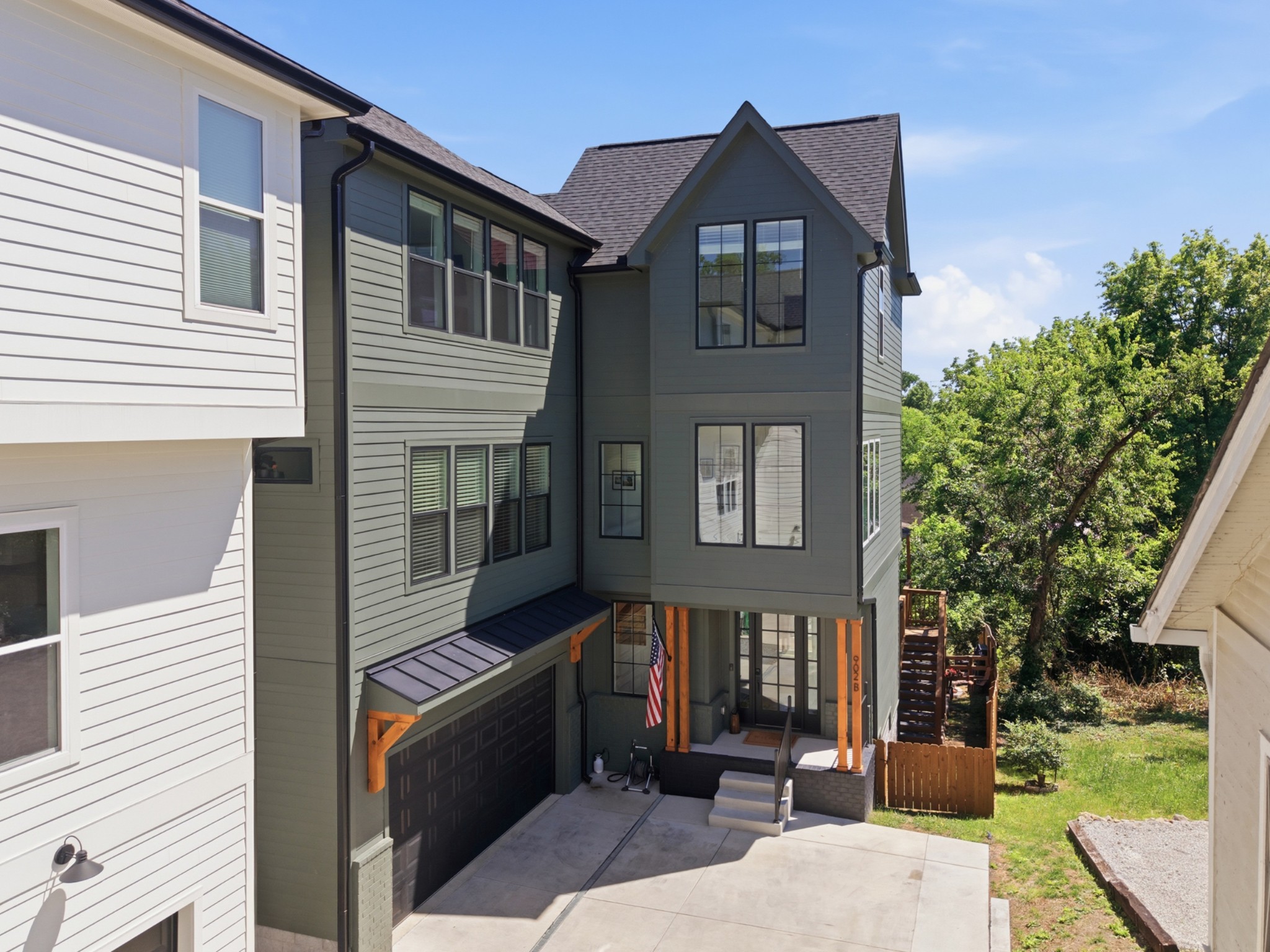 902B Douglas Ave