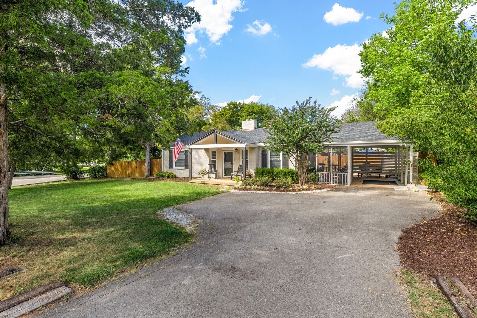 3-bed home for rent in Nashville, TN 37215, 1818 Warfield Dr 1818 Warfield Dr, Nashville TN 37215 3-bed home, photo 3 of 12