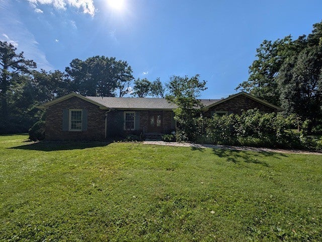 listing at 215 Williamsburg Cir, Brentwood