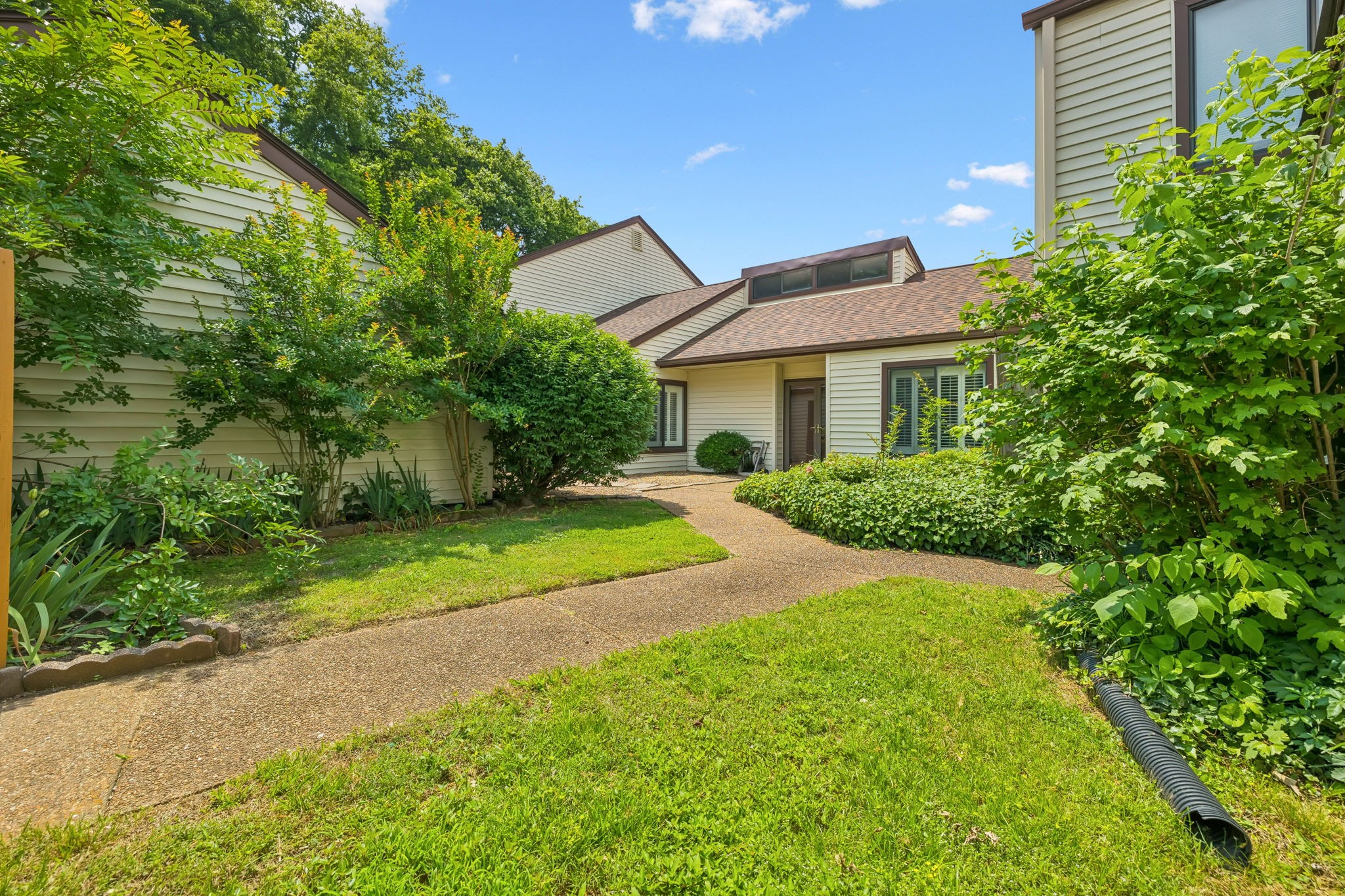 4863 Woodview Dr