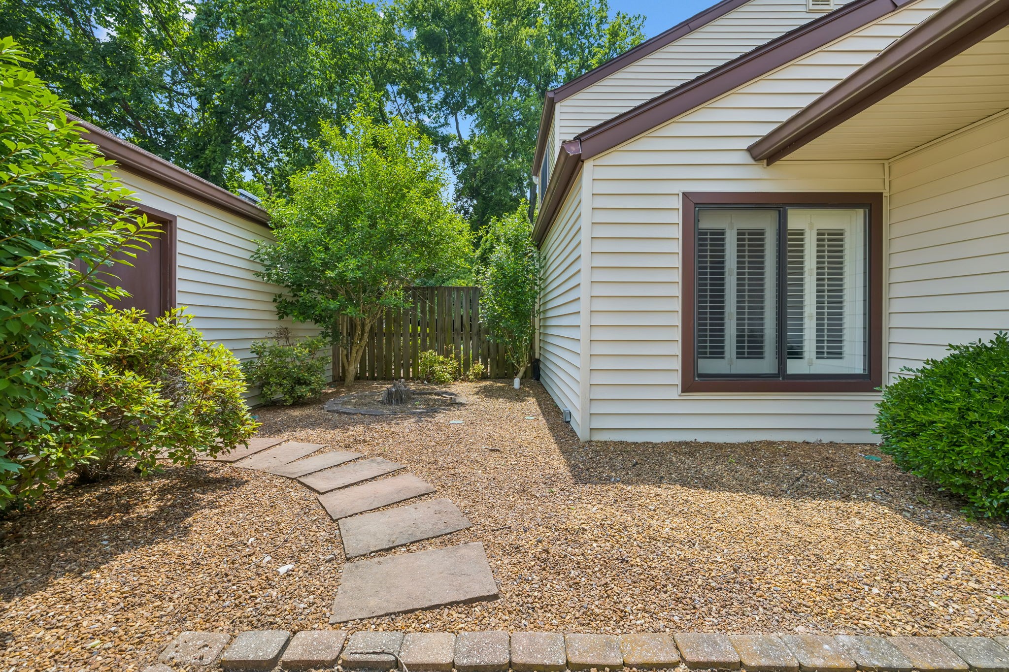 4863 Woodview Dr