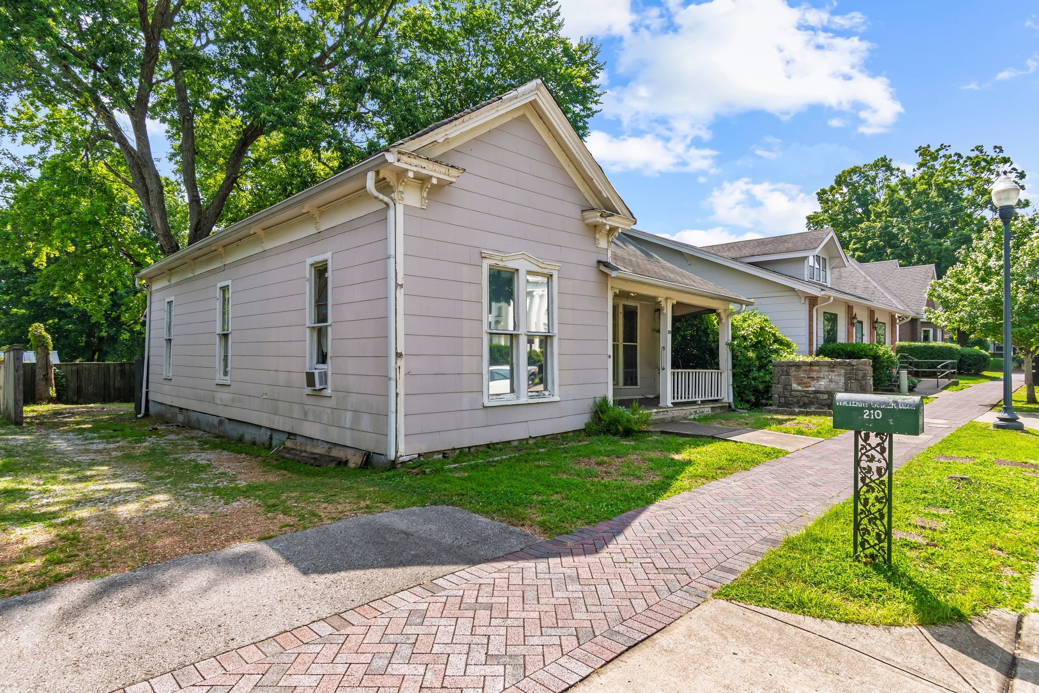 210 3rd Ave N
