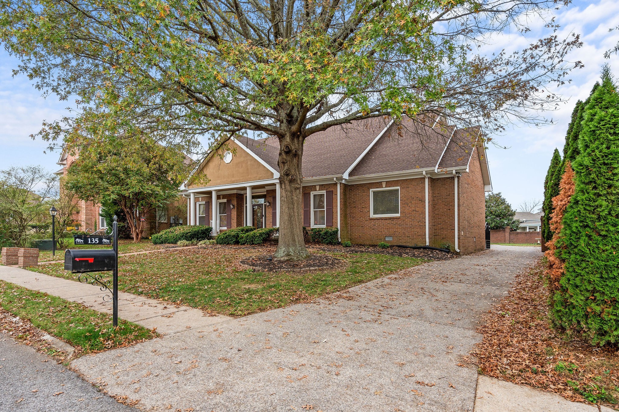 135 N Country Club Dr