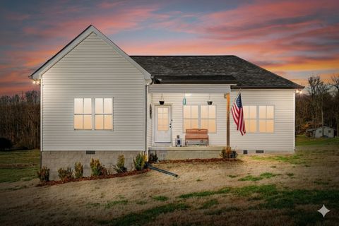 1211 N Charlotte St Dickson TN 37055