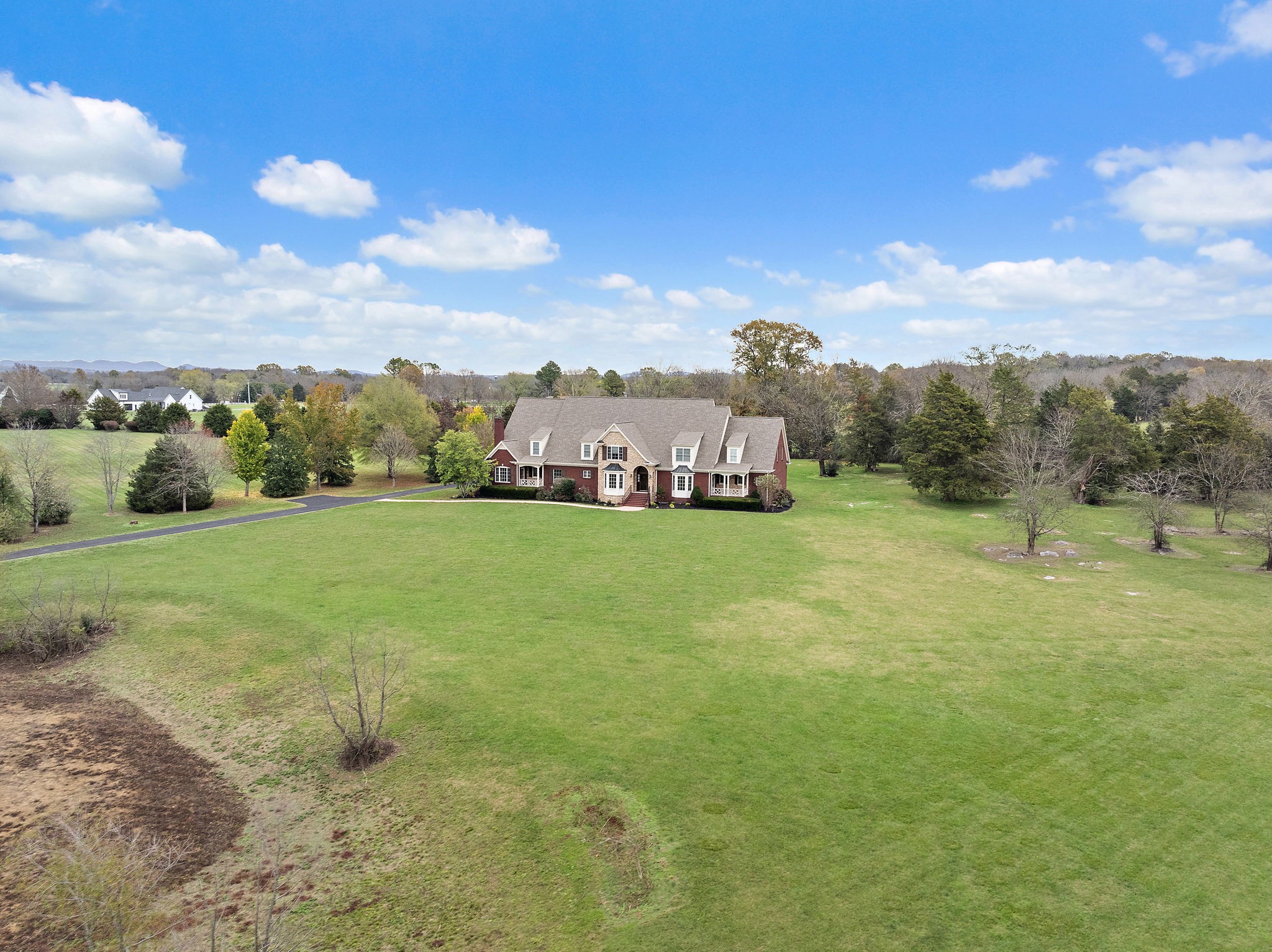 303 Middlefield Ln