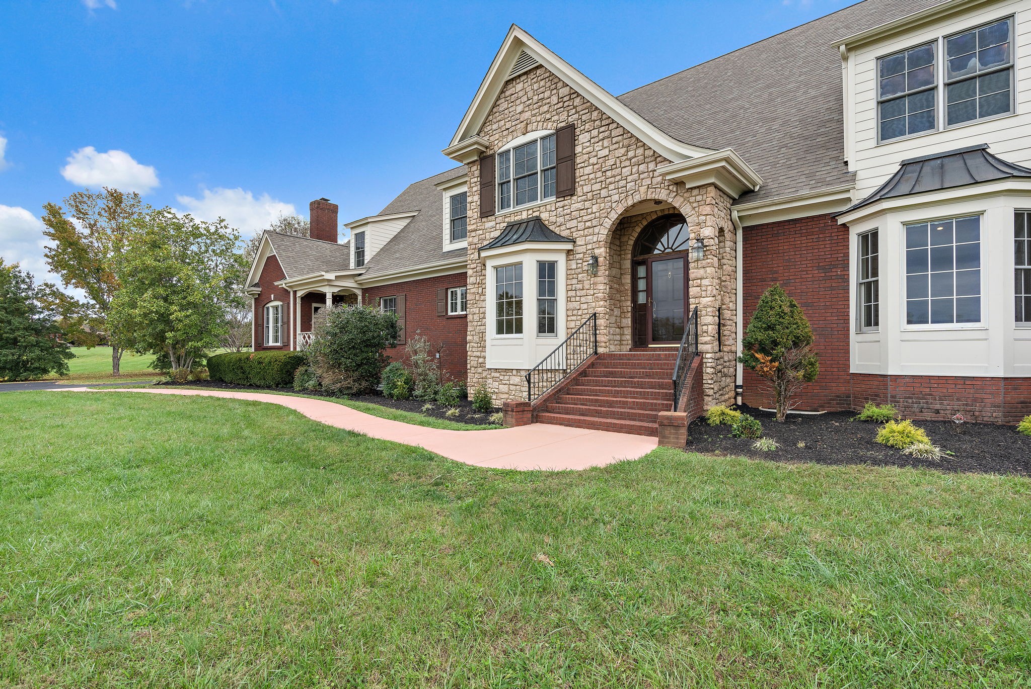 303 Middlefield Ln