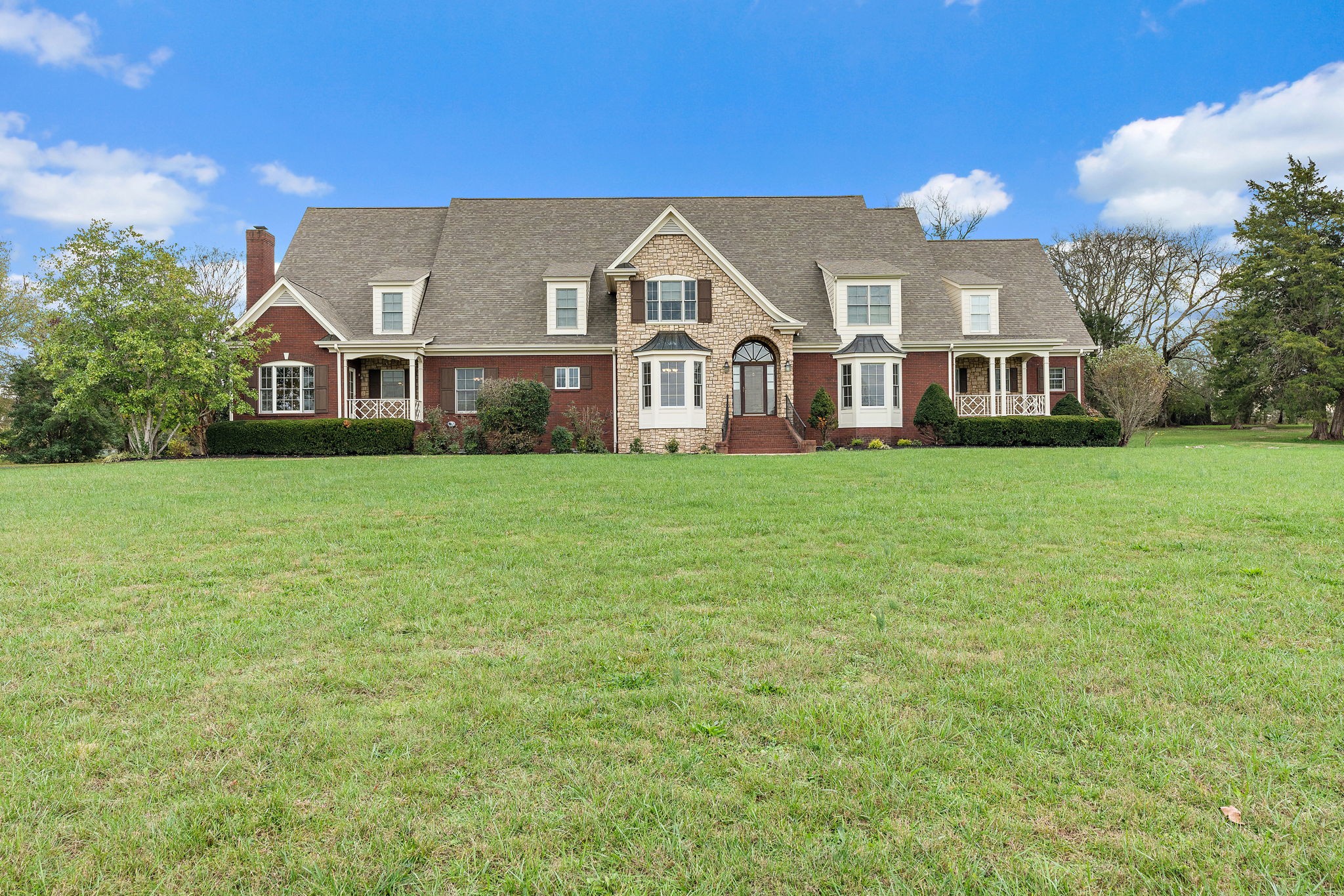303 Middlefield Ln