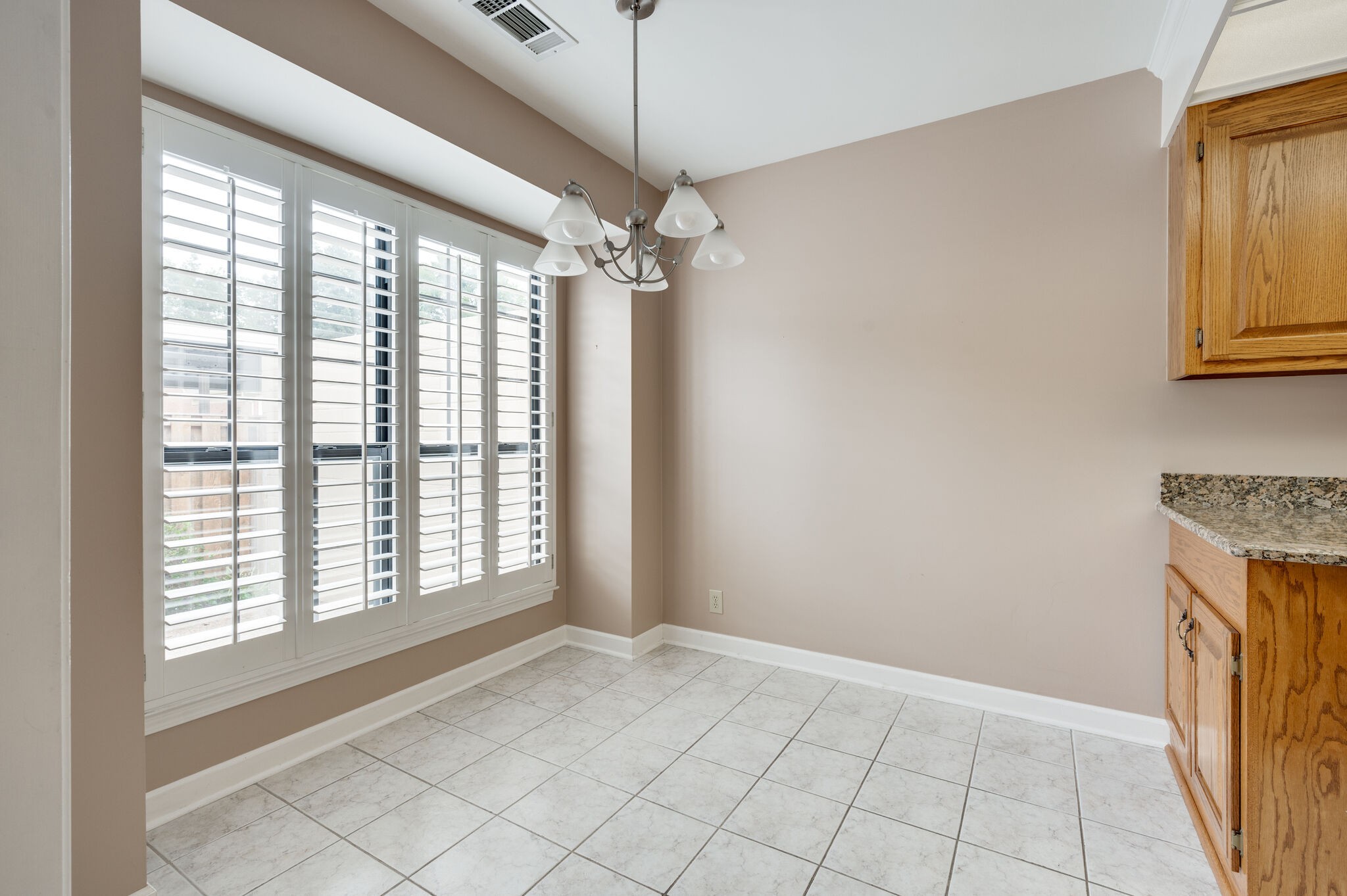 Nashville, Tennessee 37221, United States, 4 Bedrooms Bedrooms, ,2 BathroomsBathrooms,Residential,Pending,100250