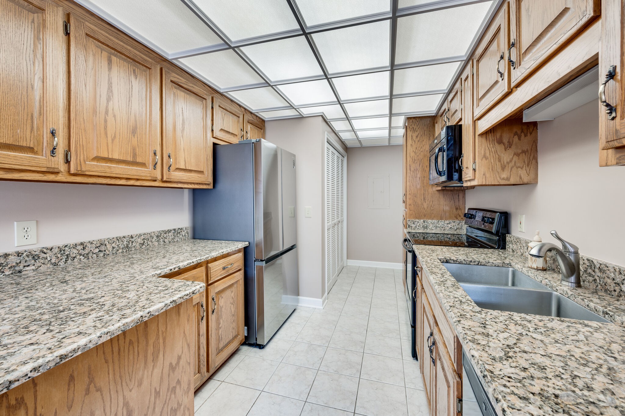 Nashville, Tennessee 37221, United States, 4 Bedrooms Bedrooms, ,2 BathroomsBathrooms,Residential,Pending,100250