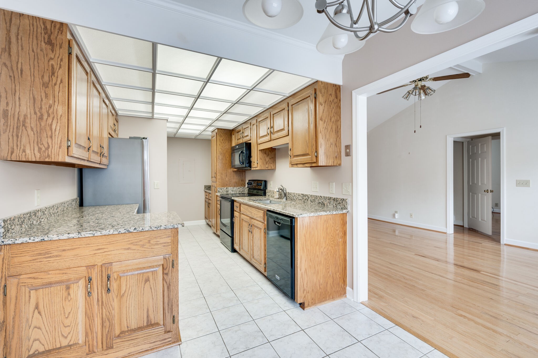 Nashville, Tennessee 37221, United States, 4 Bedrooms Bedrooms, ,2 BathroomsBathrooms,Residential,Pending,100250