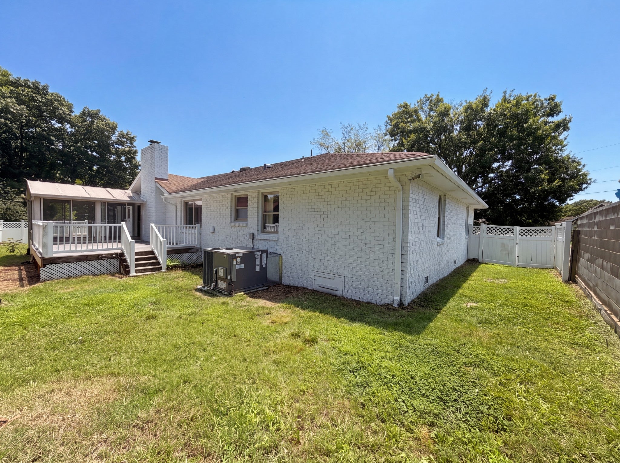 212 Islandia Ct W