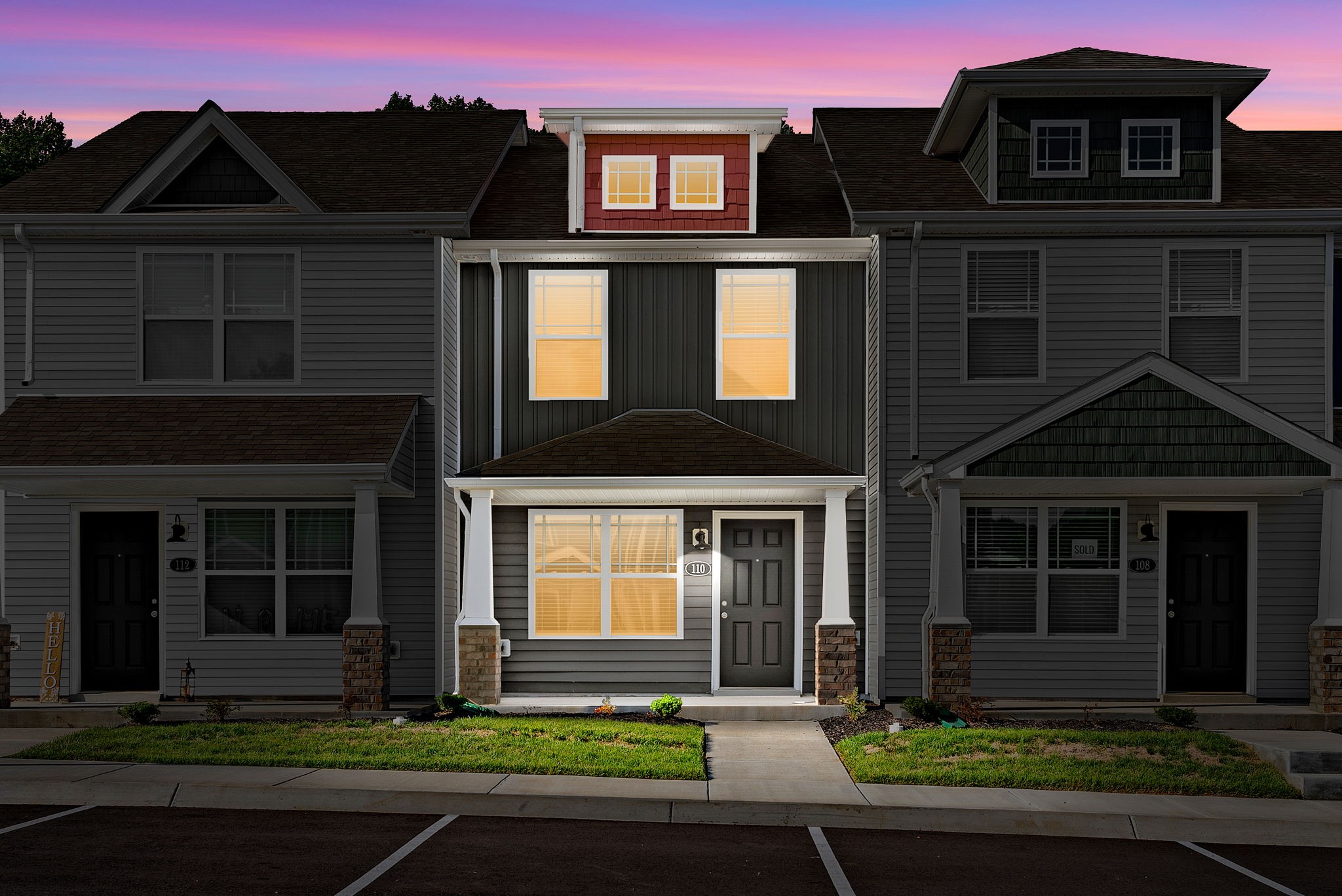 Clarksville, Tennessee 37040, United States, 2 Bedrooms Bedrooms, ,3 BathroomsBathrooms,Residential,Pending,40924