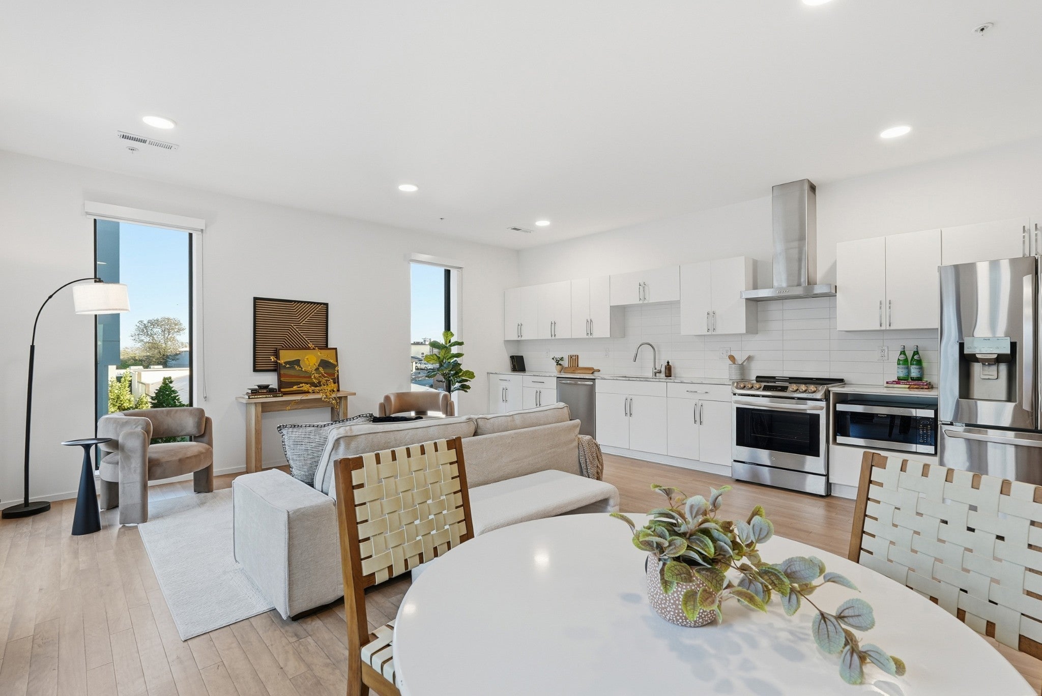 806 Olympic St 200
