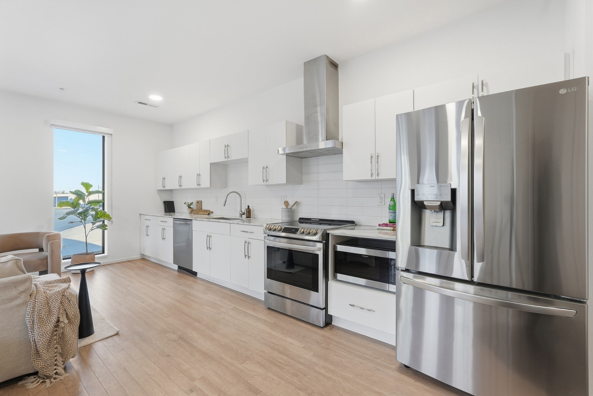 806 Olympic St 200