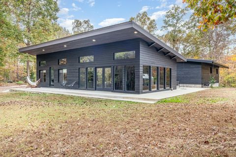 Photo of 180 Meadowbrook Dr, Hampshire, TN 38461 (MLS # 3039516)