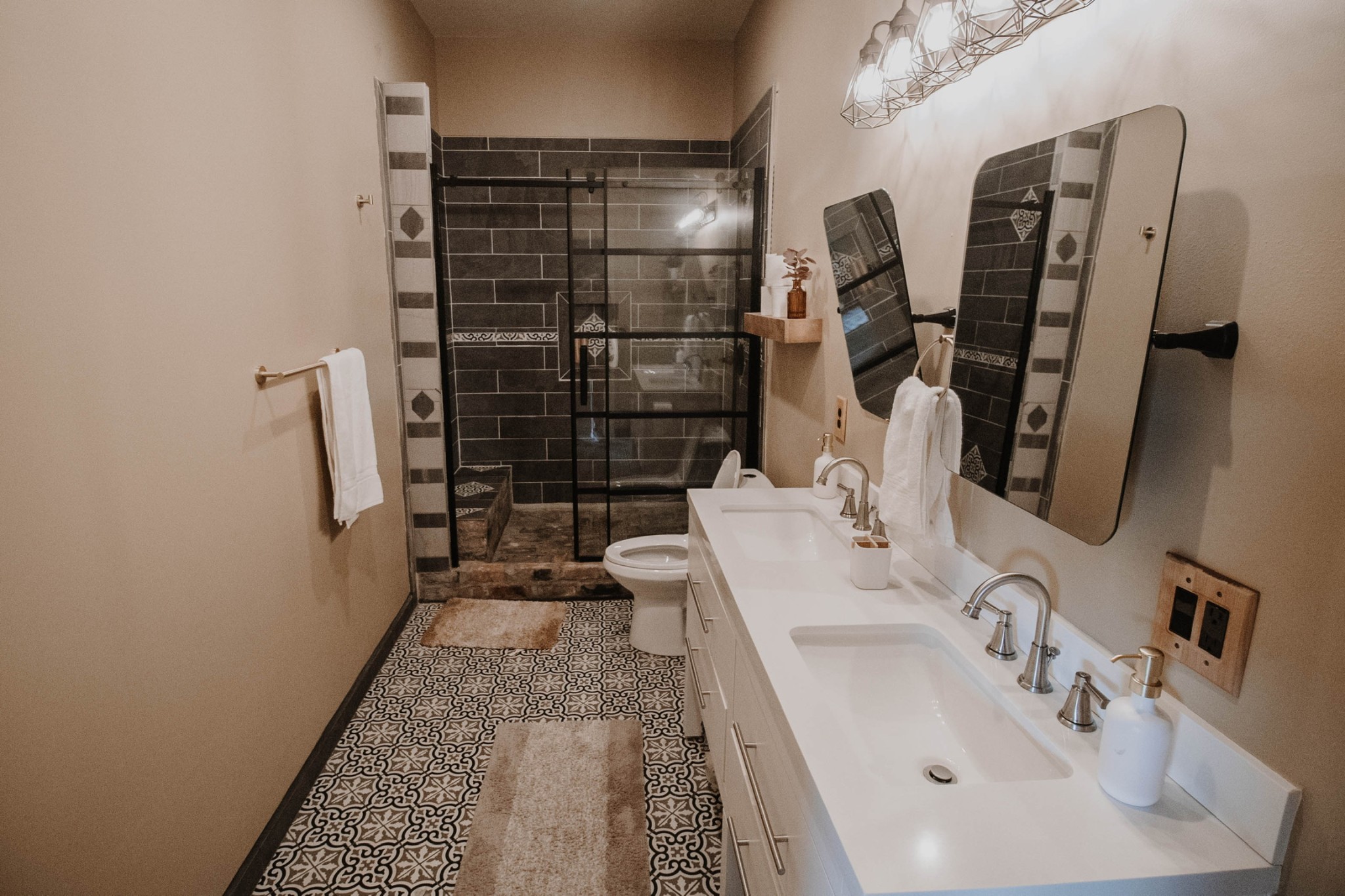 Columbia, Tennessee 38401, United States, 3 Bedrooms Bedrooms, ,1 BathroomBathrooms,Residential,Active,29325