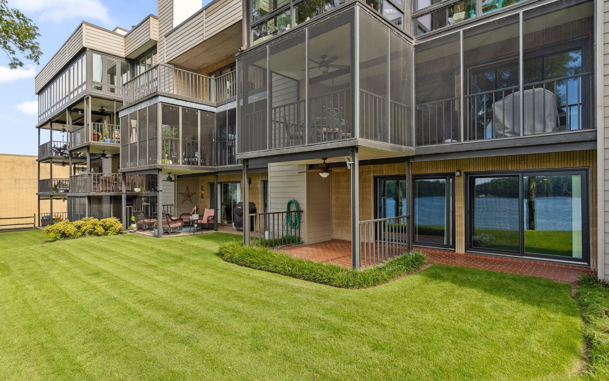 4336 Lakeshore Lane