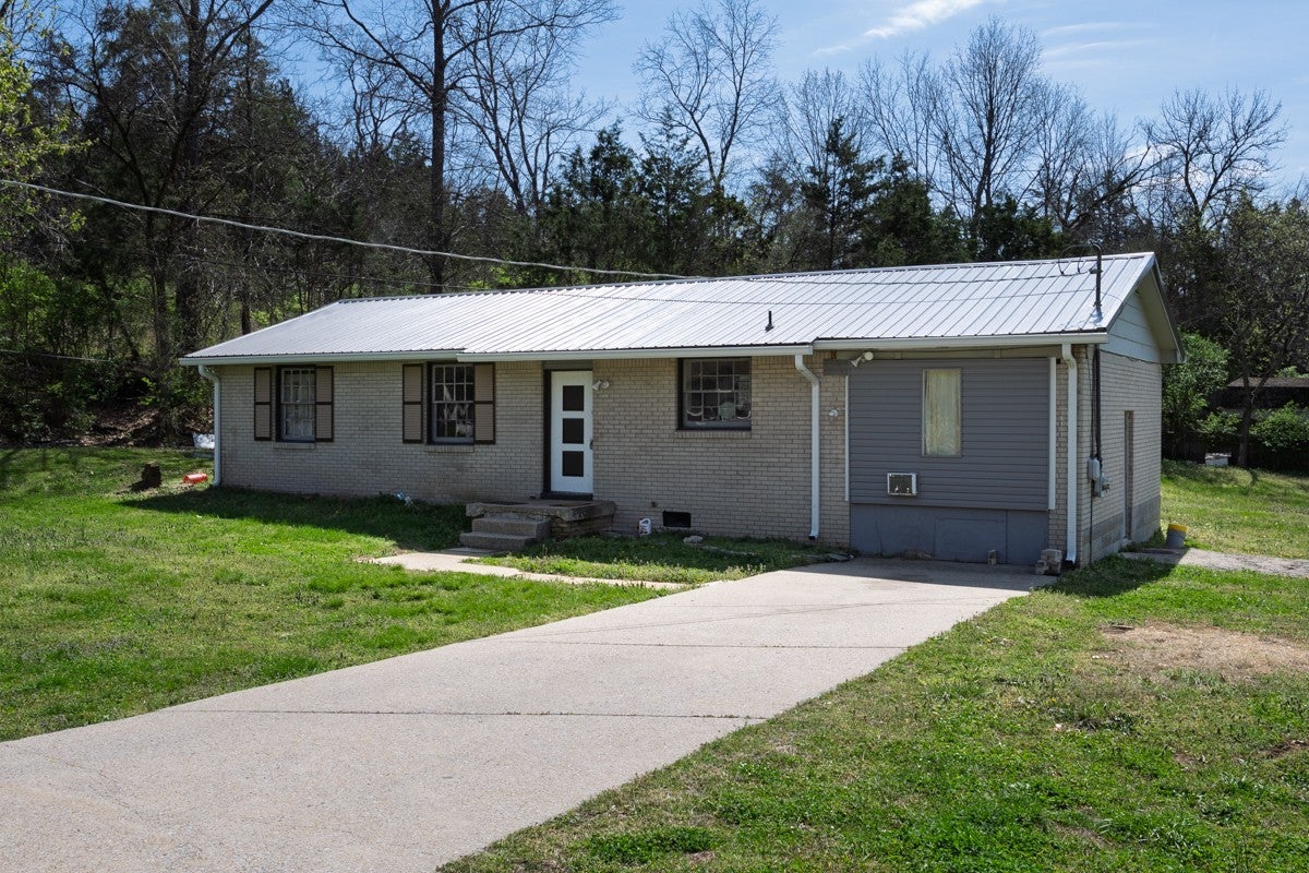 104 Hilltop Dr