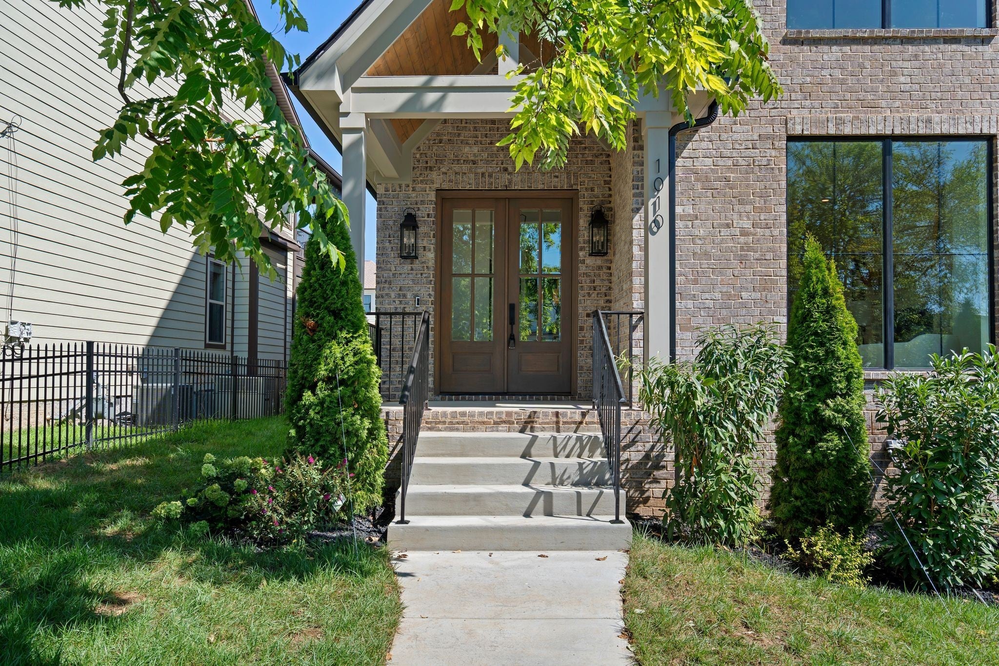 1010 Argyle Ave